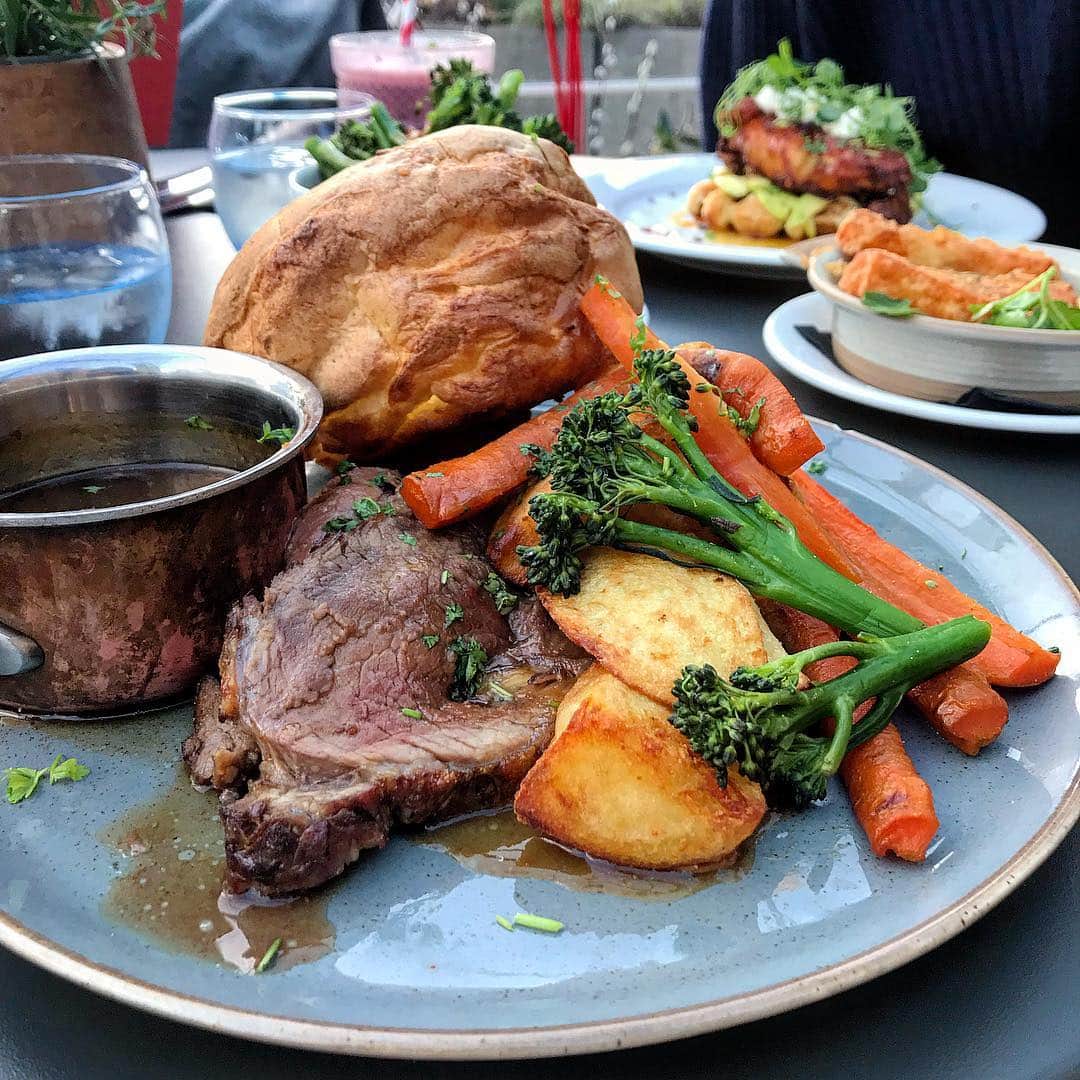 Eat With Steph & Coさんのインスタグラム写真 - (Eat With Steph & CoInstagram)「How is it still Thursday?! Can’t wait for the weekend because I’m seriously craving a Sunday roast.. and this giant Yorkshire pudding though... 🤤 . 📷 @verna.banana #sundayroast #roastbeef #gravy #yorkshirepudding #allthetrimmings #cheatday #weekend #vibes #yum」3月21日 17時58分 - eatwithsteph_ldn