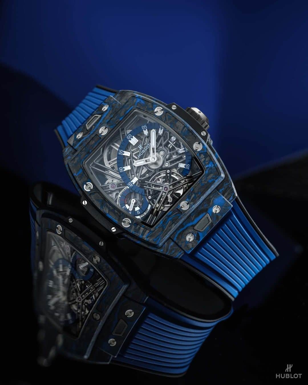 のインスタグラム：「Carbon and transparency for the ultimate mechanics. New #SpiritOfBigBang Tourbillon Carbon Blue  beats to the rhythm of the new HUB6020 tourbillon movement, specially designed for this carbon-fibre case with blue occlusions. The #SpiritOfBigBang is, for the first time, fitted with the #HublotOneClick fastening system, allowing the strap to be changed easily and quickly. #SpiritOfBigBangTourbillon #HublotBaselworld #Baselworld2019 #Baselworld」