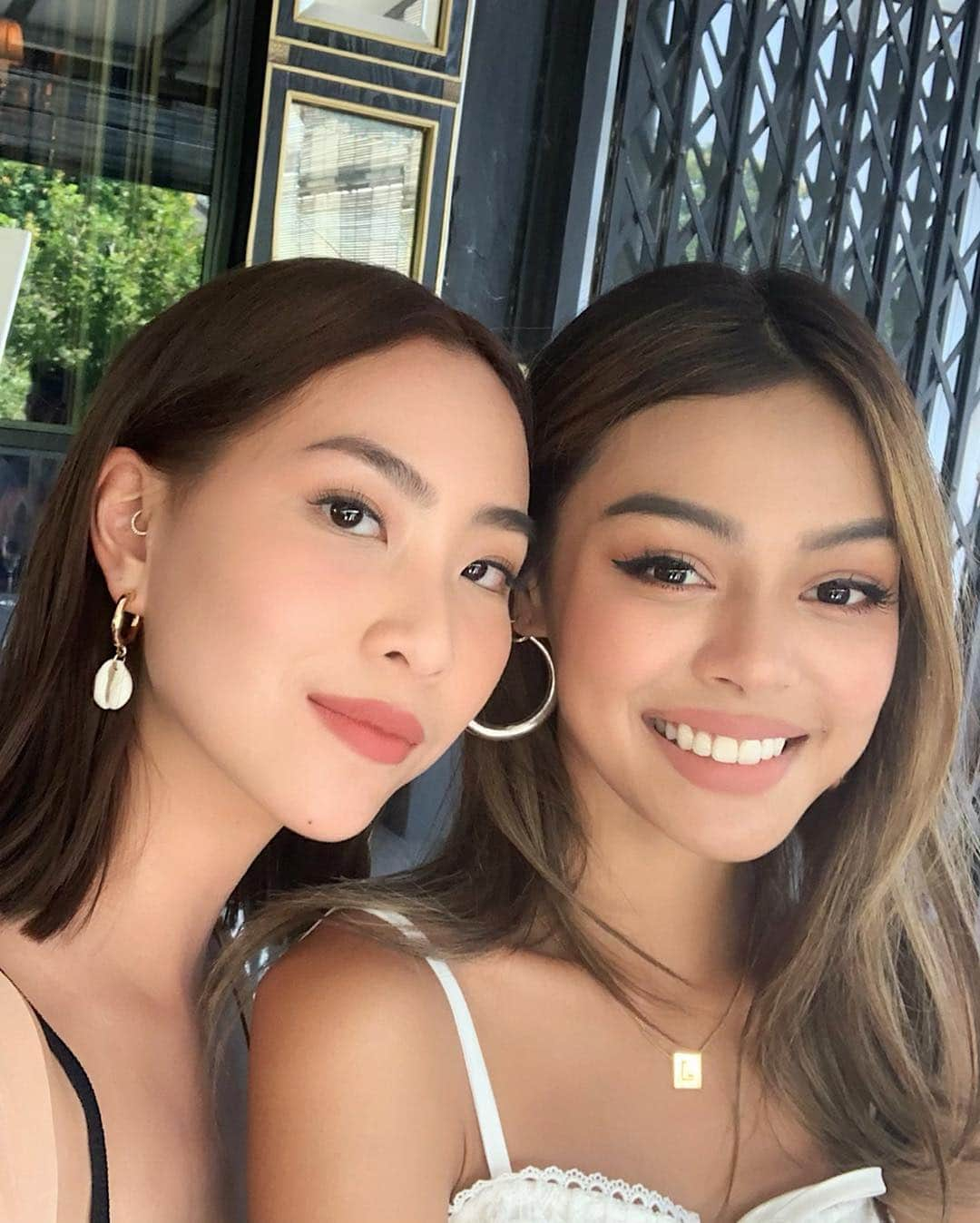 ソニアさんのインスタグラム写真 - (ソニアInstagram)「Petite girls rule the world!! 🤪 Had lunch with @lilymaymac during her two day stop in SG, and she brought all her beautiful @lilacbylily lippies with her! I’ve got Zahara on and she’s using Peony 🌷  Congratulations on the launch and come by again soon darl x  #beauty #lipstick #lilymaymac」3月21日 18時00分 - soniachew