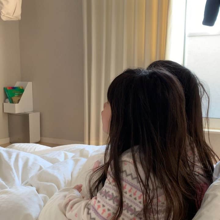 mocchiのインスタグラム：「＊＊＊＊ ＊＊＊ こんばんは🌝 ・ 我が家に来てからめちゃくちゃ大活躍中のポップインアラジン！！ ・ ・ 寝る前にYouTube見たり あたしが音楽聞くスピーカーとして使ったりとヘビロテ✨ ・ ・ もぉ寝室のテレビ無くした😂👍 ・ ・ 子供が好きそうなコンテンツも沢山入ってるからオススメだよ♡ ・ ・ #popInAladdin #ポップインアラジン #pr」