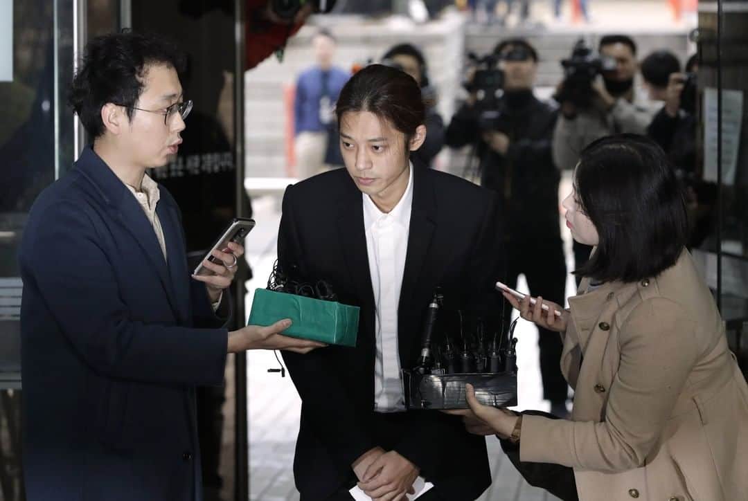 NBC Newsさんのインスタグラム写真 - (NBC NewsInstagram)「#KPop singer Jung Joon-young is questioned by reporters upon his arrival to attend a hearing at the Seoul Central District Court in Seoul, South Korea. Police questioned two K-pop stars over interlocking sex scandals that have fascinated South Korea and prompted both men to announce they are retiring from the entertainment industry. . 📷 @jinman_lee / @apnews」3月21日 18時04分 - nbcnews