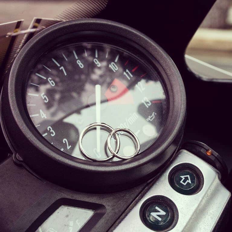 指帆亭さんのインスタグラム写真 - (指帆亭Instagram)「おふたりを繋いでくれたバイクは 結婚式当日もおふたりを見守ってくれていました。 ＊＊＊ Shihantei Pine Tree Resort（月・火曜日定休日、祝日の場合は営業） TEL:0463-43-1611 〒259-0123 神奈川県中郡二宮町二宮下向浜36 アクセス ・JR二宮駅より徒歩8分 ・お車でご来店の場合、無料駐車場を完備しております。 ・ナビゲーションシステム目的地には「二宮町立 二宮中学校」と設定して下さい #shihantei #指帆亭 #二宮 #横浜 #湘南 #記念日#レストラン #カフェ #フレンチ  #貸切 #海 #リゾート #サプライズ #誕生日 #海が見える #二宮駅#ウェディング #結婚 #結婚式 #鎌倉#茅ヶ崎 #平塚 #小田原 #別荘 #会場装花 #プレ花嫁#ウェディング #ブライダルフェア #貸切 #ウェディングフォト#会場コーディネート#ウェルカムバイク」3月21日 18時04分 - shihantei