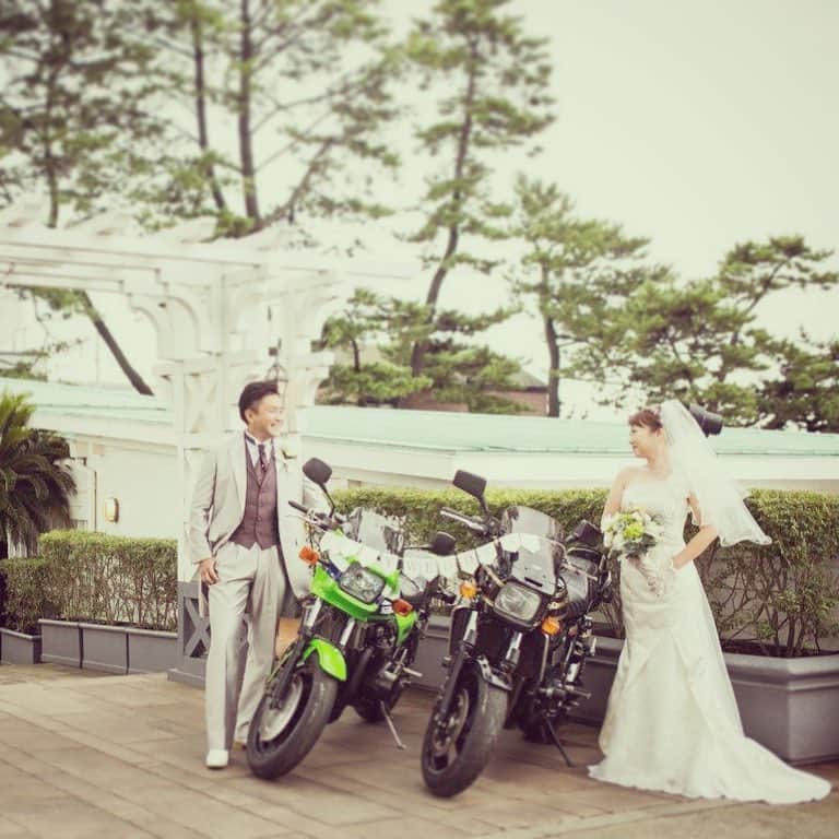 指帆亭さんのインスタグラム写真 - (指帆亭Instagram)「おふたりを繋いでくれたバイクは 結婚式当日もおふたりを見守ってくれていました。 ＊＊＊ Shihantei Pine Tree Resort（月・火曜日定休日、祝日の場合は営業） TEL:0463-43-1611 〒259-0123 神奈川県中郡二宮町二宮下向浜36 アクセス ・JR二宮駅より徒歩8分 ・お車でご来店の場合、無料駐車場を完備しております。 ・ナビゲーションシステム目的地には「二宮町立 二宮中学校」と設定して下さい #shihantei #指帆亭 #二宮 #横浜 #湘南 #記念日#レストラン #カフェ #フレンチ  #貸切 #海 #リゾート #サプライズ #誕生日 #海が見える #二宮駅#ウェディング #結婚 #結婚式 #鎌倉#茅ヶ崎 #平塚 #小田原 #別荘 #会場装花 #プレ花嫁#ウェディング #ブライダルフェア #貸切 #ウェディングフォト#会場コーディネート#ウェルカムバイク」3月21日 18時04分 - shihantei