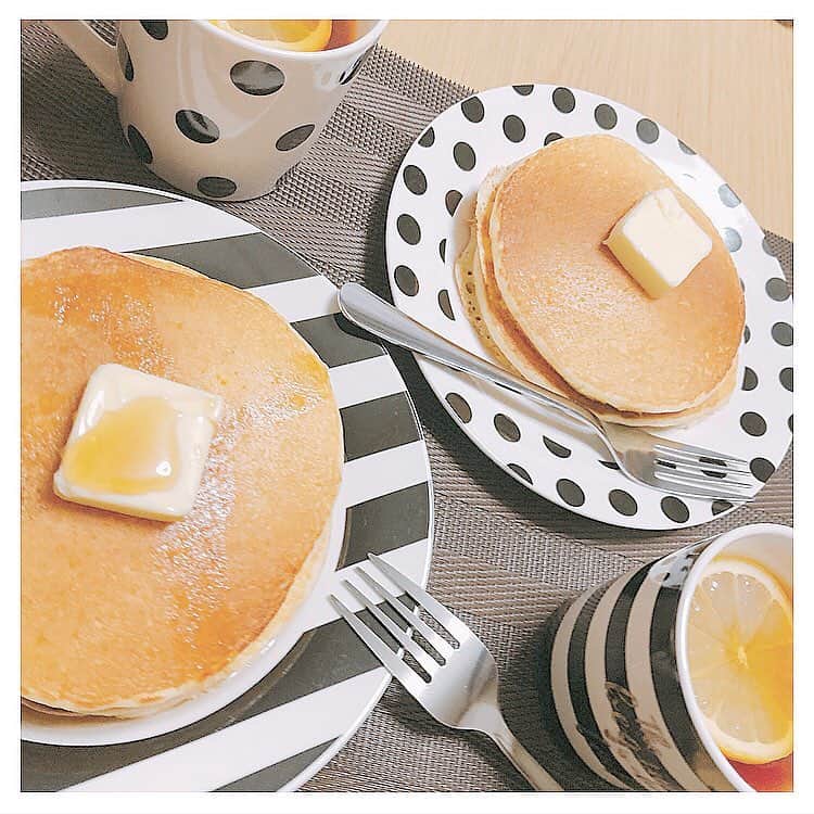 のインスタグラム：「ふわふわホットケーキ作ったよ🥞✨この可愛いお皿とコップはダイソーなんだよ👀💗可愛いから即買いやった👍ちなみにホットケーキは卵を黄身と白身にわけて白身をメレンゲにしてから全部一緒に混ぜてふわふわにするのが好き😊✨おばあちゃんにふるまったんやけど美味しい美味しいって食べてくれてほっこり😊♪ #手作り #ホットケーキ #お皿 #ダイソー #ダイソーお皿 #ふわふわホットケーキ #休日 #モノクロ #3時のおやつ #ティータイム」