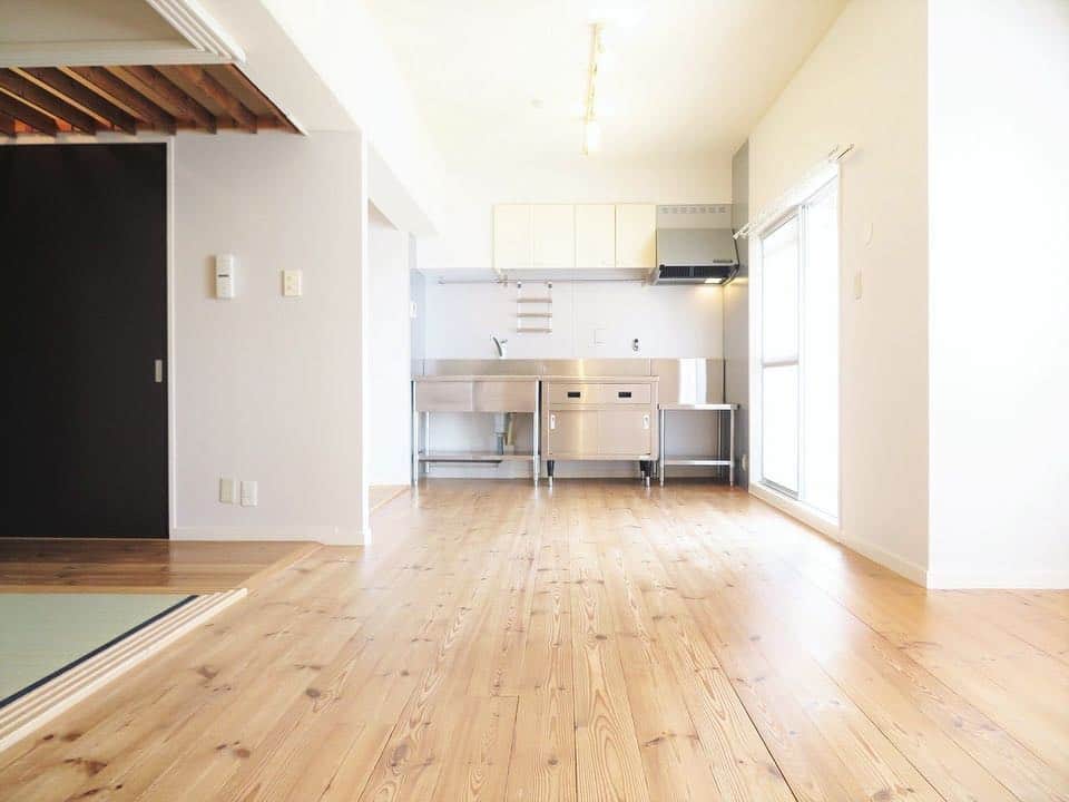 グッドルームさんのインスタグラム写真 - (グッドルームInstagram)「こちらの物件は実際に住めるお部屋です。詳細はストーリー、ハイライトにて！⠀⁣⁣⁣⁣⁣⁣⁣⁣⁣⠀ ・⠀⁣⁣⁣⁣⁣⁣⁣⁣⁣⠀ ▼⁣輝くオールドルーキー⁣⠀ どうぞ、いらっしゃい。⁣⠀ 無垢の床良いよね。この質感がお気に入りなんだ。⁣⠀ 和室もあるし全体的にナチュラルだけど、ステンレスのキッチンとか濃い色の扉で締めるところ締めてる感じが好きでさ。良いバランスなんだよ。⁣⠀ こう見えてベーシックな家具はだいたい似合うし、広さも収納も十分だし。本当、ありがたい。⁣⠀ やっと理想のお部屋が見つかった、って感じかな。⁣⠀ ・ ⁣⁣⁣⁣⁣⁣⁣⁣⁣⠀ 大阪 #桃山台 3LDK 65.34㎡⁣⠀ ・⁣⁣⁣⁣⁣⁣⁣⁣⁣⠀ こだわりのお部屋探しは、@goodroom_jp から URLをチェック！⁣⁣⁣⁣⁣⁣⁣⁣⁣⠀ ・⁣⁣⁣⁣⁣⁣⁣⁣⁣⠀ #goodroom#interiordesign#decoration#myhome⠀ #homedesign#interiordecor #urbanlife #apartment #tokyo#住まい #生活 #デザイナーズ #リノベーション #ナチュラルインテリア #インテリア#シンプルな暮らし #シンプルライフ #断捨離 #日々の暮らし#引っ越し#一人暮らし#ナチュラルインテリア#暮らしを整える #持たない暮らし #ミニマリスト #賃貸インテリア #整理整頓 #二人暮らし #無垢」3月21日 18時05分 - goodroom_jp