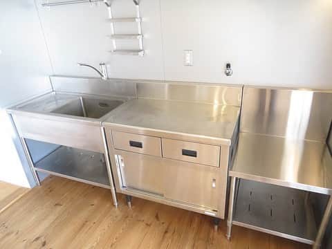 グッドルームさんのインスタグラム写真 - (グッドルームInstagram)「こちらの物件は実際に住めるお部屋です。詳細はストーリー、ハイライトにて！⠀⁣⁣⁣⁣⁣⁣⁣⁣⁣⠀ ・⠀⁣⁣⁣⁣⁣⁣⁣⁣⁣⠀ ▼⁣輝くオールドルーキー⁣⠀ どうぞ、いらっしゃい。⁣⠀ 無垢の床良いよね。この質感がお気に入りなんだ。⁣⠀ 和室もあるし全体的にナチュラルだけど、ステンレスのキッチンとか濃い色の扉で締めるところ締めてる感じが好きでさ。良いバランスなんだよ。⁣⠀ こう見えてベーシックな家具はだいたい似合うし、広さも収納も十分だし。本当、ありがたい。⁣⠀ やっと理想のお部屋が見つかった、って感じかな。⁣⠀ ・ ⁣⁣⁣⁣⁣⁣⁣⁣⁣⠀ 大阪 #桃山台 3LDK 65.34㎡⁣⠀ ・⁣⁣⁣⁣⁣⁣⁣⁣⁣⠀ こだわりのお部屋探しは、@goodroom_jp から URLをチェック！⁣⁣⁣⁣⁣⁣⁣⁣⁣⠀ ・⁣⁣⁣⁣⁣⁣⁣⁣⁣⠀ #goodroom#interiordesign#decoration#myhome⠀ #homedesign#interiordecor #urbanlife #apartment #tokyo#住まい #生活 #デザイナーズ #リノベーション #ナチュラルインテリア #インテリア#シンプルな暮らし #シンプルライフ #断捨離 #日々の暮らし#引っ越し#一人暮らし#ナチュラルインテリア#暮らしを整える #持たない暮らし #ミニマリスト #賃貸インテリア #整理整頓 #二人暮らし #無垢」3月21日 18時05分 - goodroom_jp