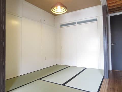グッドルームさんのインスタグラム写真 - (グッドルームInstagram)「こちらの物件は実際に住めるお部屋です。詳細はストーリー、ハイライトにて！⠀⁣⁣⁣⁣⁣⁣⁣⁣⁣⠀ ・⠀⁣⁣⁣⁣⁣⁣⁣⁣⁣⠀ ▼⁣輝くオールドルーキー⁣⠀ どうぞ、いらっしゃい。⁣⠀ 無垢の床良いよね。この質感がお気に入りなんだ。⁣⠀ 和室もあるし全体的にナチュラルだけど、ステンレスのキッチンとか濃い色の扉で締めるところ締めてる感じが好きでさ。良いバランスなんだよ。⁣⠀ こう見えてベーシックな家具はだいたい似合うし、広さも収納も十分だし。本当、ありがたい。⁣⠀ やっと理想のお部屋が見つかった、って感じかな。⁣⠀ ・ ⁣⁣⁣⁣⁣⁣⁣⁣⁣⠀ 大阪 #桃山台 3LDK 65.34㎡⁣⠀ ・⁣⁣⁣⁣⁣⁣⁣⁣⁣⠀ こだわりのお部屋探しは、@goodroom_jp から URLをチェック！⁣⁣⁣⁣⁣⁣⁣⁣⁣⠀ ・⁣⁣⁣⁣⁣⁣⁣⁣⁣⠀ #goodroom#interiordesign#decoration#myhome⠀ #homedesign#interiordecor #urbanlife #apartment #tokyo#住まい #生活 #デザイナーズ #リノベーション #ナチュラルインテリア #インテリア#シンプルな暮らし #シンプルライフ #断捨離 #日々の暮らし#引っ越し#一人暮らし#ナチュラルインテリア#暮らしを整える #持たない暮らし #ミニマリスト #賃貸インテリア #整理整頓 #二人暮らし #無垢」3月21日 18時05分 - goodroom_jp