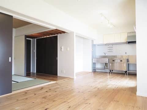 グッドルームさんのインスタグラム写真 - (グッドルームInstagram)「こちらの物件は実際に住めるお部屋です。詳細はストーリー、ハイライトにて！⠀⁣⁣⁣⁣⁣⁣⁣⁣⁣⠀ ・⠀⁣⁣⁣⁣⁣⁣⁣⁣⁣⠀ ▼⁣輝くオールドルーキー⁣⠀ どうぞ、いらっしゃい。⁣⠀ 無垢の床良いよね。この質感がお気に入りなんだ。⁣⠀ 和室もあるし全体的にナチュラルだけど、ステンレスのキッチンとか濃い色の扉で締めるところ締めてる感じが好きでさ。良いバランスなんだよ。⁣⠀ こう見えてベーシックな家具はだいたい似合うし、広さも収納も十分だし。本当、ありがたい。⁣⠀ やっと理想のお部屋が見つかった、って感じかな。⁣⠀ ・ ⁣⁣⁣⁣⁣⁣⁣⁣⁣⠀ 大阪 #桃山台 3LDK 65.34㎡⁣⠀ ・⁣⁣⁣⁣⁣⁣⁣⁣⁣⠀ こだわりのお部屋探しは、@goodroom_jp から URLをチェック！⁣⁣⁣⁣⁣⁣⁣⁣⁣⠀ ・⁣⁣⁣⁣⁣⁣⁣⁣⁣⠀ #goodroom#interiordesign#decoration#myhome⠀ #homedesign#interiordecor #urbanlife #apartment #tokyo#住まい #生活 #デザイナーズ #リノベーション #ナチュラルインテリア #インテリア#シンプルな暮らし #シンプルライフ #断捨離 #日々の暮らし#引っ越し#一人暮らし#ナチュラルインテリア#暮らしを整える #持たない暮らし #ミニマリスト #賃貸インテリア #整理整頓 #二人暮らし #無垢」3月21日 18時05分 - goodroom_jp
