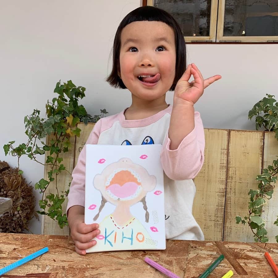 手紙社さんのインスタグラム写真 - (手紙社Instagram)「【『手紙社の「こどもの日」』出展者紹介：こうさくのまち⑦  MILKTOOTH WORLD 】 大切な乳歯を保管する新しいかたち「MILKTOOTH WORLD」。大きく口を開けた子どもの絵に、抜けた歯をはめ込んで飾ることができる「乳歯アート」です。抜けた乳歯は、小さな手で一生懸命磨いた子どもの記録。大切に残しておきたいと思っていても、一度しまうとなかなか手に取って見ることはありません。「MILKTOOTH WORLD」なら、いつでも親子の記録を眺めることができます。絵を手がけているのは、アクセサリー作家としても活動するヒガイリサさん。今回ブースでは、絵の販売と併せて、名入れの体験とスタンプを使ったデコレーションのワークショップを開催します。もしおうちの引き出しの奥に、小さな乳歯が眠っていたら、飾って見れる「乳歯アート」にしませんか？ . ▶︎詳細は「@kodomonohi2019」プロフィールのリンク→shop index「MILKTOOTH WORLD」へ -------------------------------------------- 【開催概要】 手紙社の「こどもの日」 開催日：2019年4月27日（土）/ 28日（日） 時間：10:00-17:00 会場：東京都立産業貿易センター 台東館 7F 展示室 （〒111-0033 東京都台東区花川戸2-6-5） アクセス：東京メトロ（銀座線）浅草駅から徒歩5分/都営浅草線（地下鉄）浅草駅から徒歩8分 入場料：500円　※ 1歳以下無料 -------------------------------------------- #手紙社 #手紙舎 #tegamisha #手紙社のこどもの日 #こどもの日 #こどものいる暮らし #絵本 #えほん #おもちゃ #マーケット #ワークショップ #ワークショップイベント  #赤ちゃん #親子 #親子時間 #親子イベント #おやこイベント #親子ワークショップ #キッズ #キッズイベント #キッズスペース #キッズアート #イベント情報 #こどもとおでかけ  #キッズ #こどもとつくる #こどもと暮らす #こどもとあそぶ  #milktoothworld #贈り物」3月21日 18時05分 - tegamisha