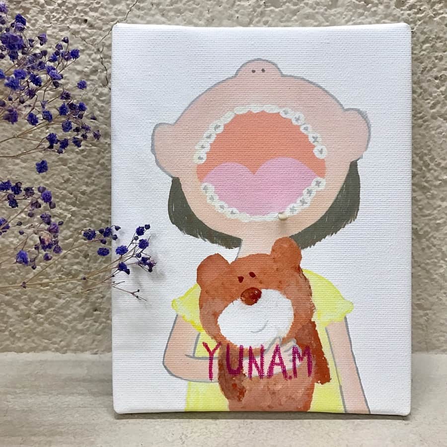 手紙社さんのインスタグラム写真 - (手紙社Instagram)「【『手紙社の「こどもの日」』出展者紹介：こうさくのまち⑦  MILKTOOTH WORLD 】 大切な乳歯を保管する新しいかたち「MILKTOOTH WORLD」。大きく口を開けた子どもの絵に、抜けた歯をはめ込んで飾ることができる「乳歯アート」です。抜けた乳歯は、小さな手で一生懸命磨いた子どもの記録。大切に残しておきたいと思っていても、一度しまうとなかなか手に取って見ることはありません。「MILKTOOTH WORLD」なら、いつでも親子の記録を眺めることができます。絵を手がけているのは、アクセサリー作家としても活動するヒガイリサさん。今回ブースでは、絵の販売と併せて、名入れの体験とスタンプを使ったデコレーションのワークショップを開催します。もしおうちの引き出しの奥に、小さな乳歯が眠っていたら、飾って見れる「乳歯アート」にしませんか？ . ▶︎詳細は「@kodomonohi2019」プロフィールのリンク→shop index「MILKTOOTH WORLD」へ -------------------------------------------- 【開催概要】 手紙社の「こどもの日」 開催日：2019年4月27日（土）/ 28日（日） 時間：10:00-17:00 会場：東京都立産業貿易センター 台東館 7F 展示室 （〒111-0033 東京都台東区花川戸2-6-5） アクセス：東京メトロ（銀座線）浅草駅から徒歩5分/都営浅草線（地下鉄）浅草駅から徒歩8分 入場料：500円　※ 1歳以下無料 -------------------------------------------- #手紙社 #手紙舎 #tegamisha #手紙社のこどもの日 #こどもの日 #こどものいる暮らし #絵本 #えほん #おもちゃ #マーケット #ワークショップ #ワークショップイベント  #赤ちゃん #親子 #親子時間 #親子イベント #おやこイベント #親子ワークショップ #キッズ #キッズイベント #キッズスペース #キッズアート #イベント情報 #こどもとおでかけ  #キッズ #こどもとつくる #こどもと暮らす #こどもとあそぶ  #milktoothworld #贈り物」3月21日 18時05分 - tegamisha