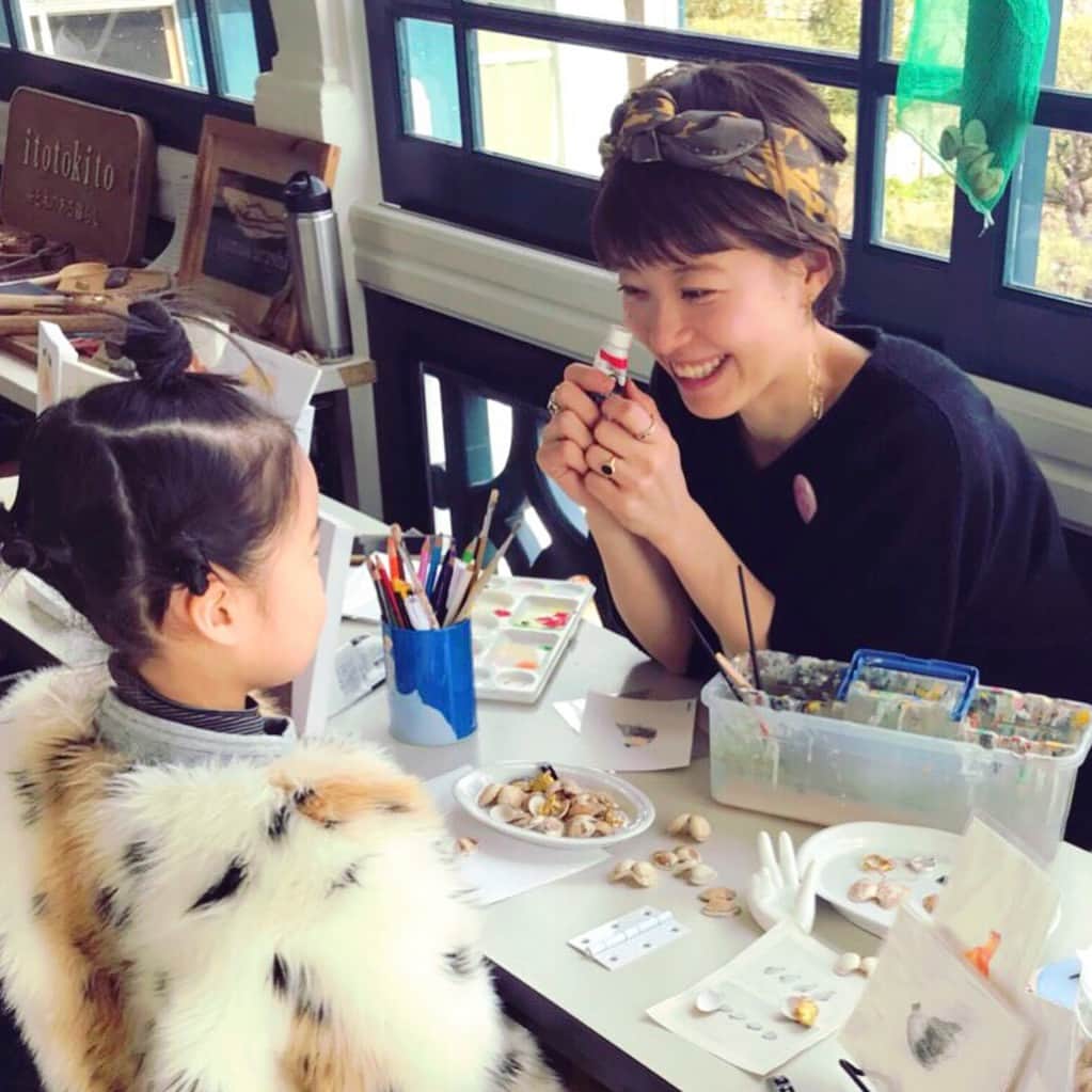 手紙社さんのインスタグラム写真 - (手紙社Instagram)「【『手紙社の「こどもの日」』出展者紹介：こうさくのまち⑦  MILKTOOTH WORLD 】 大切な乳歯を保管する新しいかたち「MILKTOOTH WORLD」。大きく口を開けた子どもの絵に、抜けた歯をはめ込んで飾ることができる「乳歯アート」です。抜けた乳歯は、小さな手で一生懸命磨いた子どもの記録。大切に残しておきたいと思っていても、一度しまうとなかなか手に取って見ることはありません。「MILKTOOTH WORLD」なら、いつでも親子の記録を眺めることができます。絵を手がけているのは、アクセサリー作家としても活動するヒガイリサさん。今回ブースでは、絵の販売と併せて、名入れの体験とスタンプを使ったデコレーションのワークショップを開催します。もしおうちの引き出しの奥に、小さな乳歯が眠っていたら、飾って見れる「乳歯アート」にしませんか？ . ▶︎詳細は「@kodomonohi2019」プロフィールのリンク→shop index「MILKTOOTH WORLD」へ -------------------------------------------- 【開催概要】 手紙社の「こどもの日」 開催日：2019年4月27日（土）/ 28日（日） 時間：10:00-17:00 会場：東京都立産業貿易センター 台東館 7F 展示室 （〒111-0033 東京都台東区花川戸2-6-5） アクセス：東京メトロ（銀座線）浅草駅から徒歩5分/都営浅草線（地下鉄）浅草駅から徒歩8分 入場料：500円　※ 1歳以下無料 -------------------------------------------- #手紙社 #手紙舎 #tegamisha #手紙社のこどもの日 #こどもの日 #こどものいる暮らし #絵本 #えほん #おもちゃ #マーケット #ワークショップ #ワークショップイベント  #赤ちゃん #親子 #親子時間 #親子イベント #おやこイベント #親子ワークショップ #キッズ #キッズイベント #キッズスペース #キッズアート #イベント情報 #こどもとおでかけ  #キッズ #こどもとつくる #こどもと暮らす #こどもとあそぶ  #milktoothworld #贈り物」3月21日 18時05分 - tegamisha