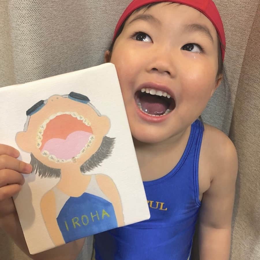 手紙社さんのインスタグラム写真 - (手紙社Instagram)「【『手紙社の「こどもの日」』出展者紹介：こうさくのまち⑦  MILKTOOTH WORLD 】 大切な乳歯を保管する新しいかたち「MILKTOOTH WORLD」。大きく口を開けた子どもの絵に、抜けた歯をはめ込んで飾ることができる「乳歯アート」です。抜けた乳歯は、小さな手で一生懸命磨いた子どもの記録。大切に残しておきたいと思っていても、一度しまうとなかなか手に取って見ることはありません。「MILKTOOTH WORLD」なら、いつでも親子の記録を眺めることができます。絵を手がけているのは、アクセサリー作家としても活動するヒガイリサさん。今回ブースでは、絵の販売と併せて、名入れの体験とスタンプを使ったデコレーションのワークショップを開催します。もしおうちの引き出しの奥に、小さな乳歯が眠っていたら、飾って見れる「乳歯アート」にしませんか？ . ▶︎詳細は「@kodomonohi2019」プロフィールのリンク→shop index「MILKTOOTH WORLD」へ -------------------------------------------- 【開催概要】 手紙社の「こどもの日」 開催日：2019年4月27日（土）/ 28日（日） 時間：10:00-17:00 会場：東京都立産業貿易センター 台東館 7F 展示室 （〒111-0033 東京都台東区花川戸2-6-5） アクセス：東京メトロ（銀座線）浅草駅から徒歩5分/都営浅草線（地下鉄）浅草駅から徒歩8分 入場料：500円　※ 1歳以下無料 -------------------------------------------- #手紙社 #手紙舎 #tegamisha #手紙社のこどもの日 #こどもの日 #こどものいる暮らし #絵本 #えほん #おもちゃ #マーケット #ワークショップ #ワークショップイベント  #赤ちゃん #親子 #親子時間 #親子イベント #おやこイベント #親子ワークショップ #キッズ #キッズイベント #キッズスペース #キッズアート #イベント情報 #こどもとおでかけ  #キッズ #こどもとつくる #こどもと暮らす #こどもとあそぶ  #milktoothworld #贈り物」3月21日 18時05分 - tegamisha