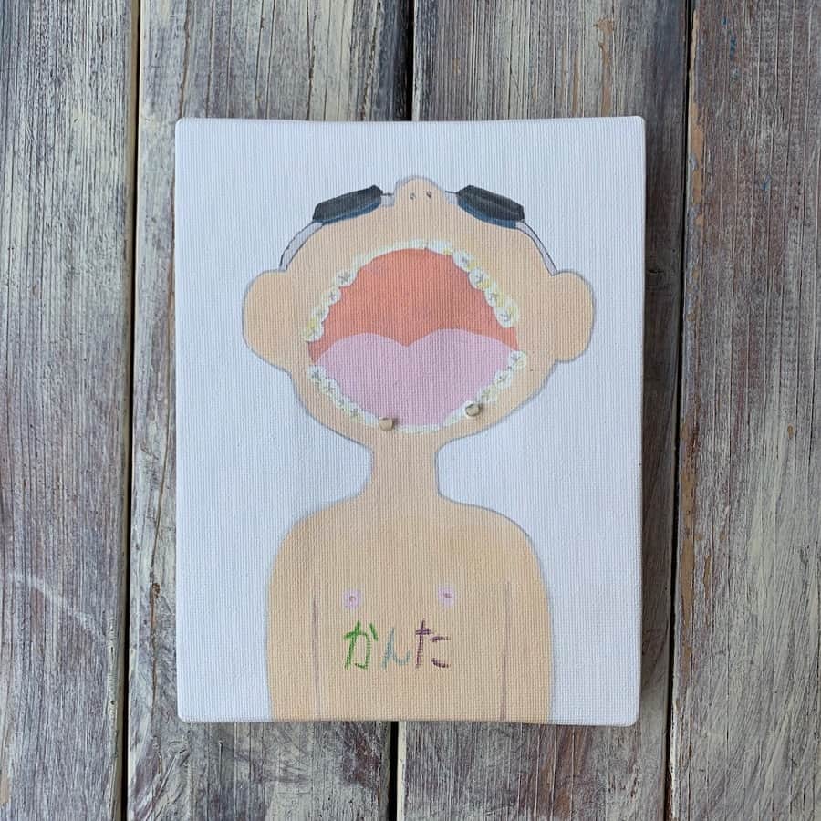 手紙社さんのインスタグラム写真 - (手紙社Instagram)「【『手紙社の「こどもの日」』出展者紹介：こうさくのまち⑦  MILKTOOTH WORLD 】 大切な乳歯を保管する新しいかたち「MILKTOOTH WORLD」。大きく口を開けた子どもの絵に、抜けた歯をはめ込んで飾ることができる「乳歯アート」です。抜けた乳歯は、小さな手で一生懸命磨いた子どもの記録。大切に残しておきたいと思っていても、一度しまうとなかなか手に取って見ることはありません。「MILKTOOTH WORLD」なら、いつでも親子の記録を眺めることができます。絵を手がけているのは、アクセサリー作家としても活動するヒガイリサさん。今回ブースでは、絵の販売と併せて、名入れの体験とスタンプを使ったデコレーションのワークショップを開催します。もしおうちの引き出しの奥に、小さな乳歯が眠っていたら、飾って見れる「乳歯アート」にしませんか？ . ▶︎詳細は「@kodomonohi2019」プロフィールのリンク→shop index「MILKTOOTH WORLD」へ -------------------------------------------- 【開催概要】 手紙社の「こどもの日」 開催日：2019年4月27日（土）/ 28日（日） 時間：10:00-17:00 会場：東京都立産業貿易センター 台東館 7F 展示室 （〒111-0033 東京都台東区花川戸2-6-5） アクセス：東京メトロ（銀座線）浅草駅から徒歩5分/都営浅草線（地下鉄）浅草駅から徒歩8分 入場料：500円　※ 1歳以下無料 -------------------------------------------- #手紙社 #手紙舎 #tegamisha #手紙社のこどもの日 #こどもの日 #こどものいる暮らし #絵本 #えほん #おもちゃ #マーケット #ワークショップ #ワークショップイベント  #赤ちゃん #親子 #親子時間 #親子イベント #おやこイベント #親子ワークショップ #キッズ #キッズイベント #キッズスペース #キッズアート #イベント情報 #こどもとおでかけ  #キッズ #こどもとつくる #こどもと暮らす #こどもとあそぶ  #milktoothworld #贈り物」3月21日 18時05分 - tegamisha