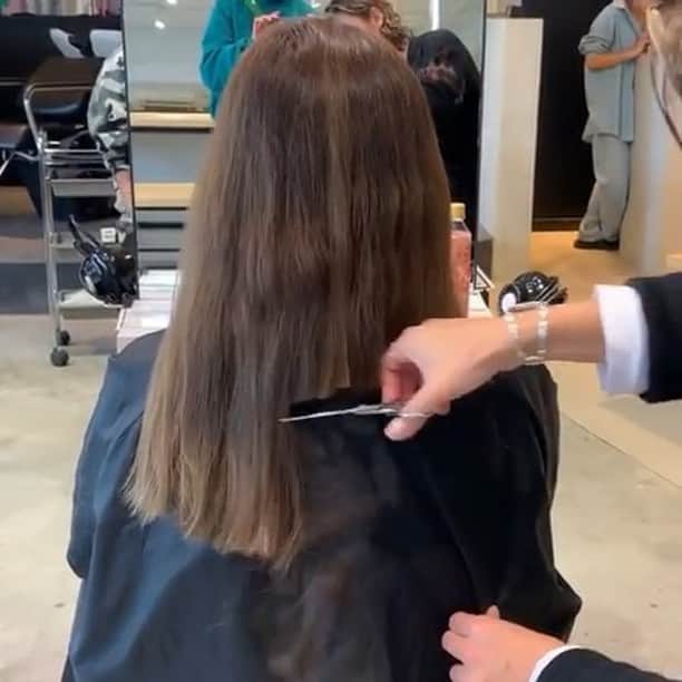 のインスタグラム：「✔style by @taiki0726 【 #ALBUM動画_カット_バッサリ 】 ↑別パターンはこちら↑ . cut + color ¥3,500~ double color ¥8,000~ treatment ¥2,000~ etc... ※店舗により料金が異なります。 . . とにかくイメチェンっ！って感じの動画です✨おもいっきり変えます！ . カラーはブリーチ1回でできるハイライトグラデーションです✨ . . こちらのスタイルは 原宿店の桑原 大貴（ @taiki0726 ） が担当いたしました！ . 何かご不明点がございましたら お気軽にコメントください。 . 担当スタイリストからも コメントいたします！ . ALBUM（ @album_hair ） . . 【お問い合わせ先】 ALBUM OFFICE TEL / ‪03-6712-5547‬ FAX / ‪03-6712-5548‬ MAIL / info@album-hair.com . . . #ロング #ロングヘア #セミロング #美容室 #ヘアスタイル #ヘアセット #カット #外ハネ #カラー #ハイライト #グレージュ #外国人風カラー #グラデーションカラー #ハイライトカラー #外国人風 #美容師 #髮型 #髮型師 #髮型設計#攝影 #染髮 #发型 #護髮 #日系髮型#ทรงผม #헤어 #염색 #단발머리 #haircolor」