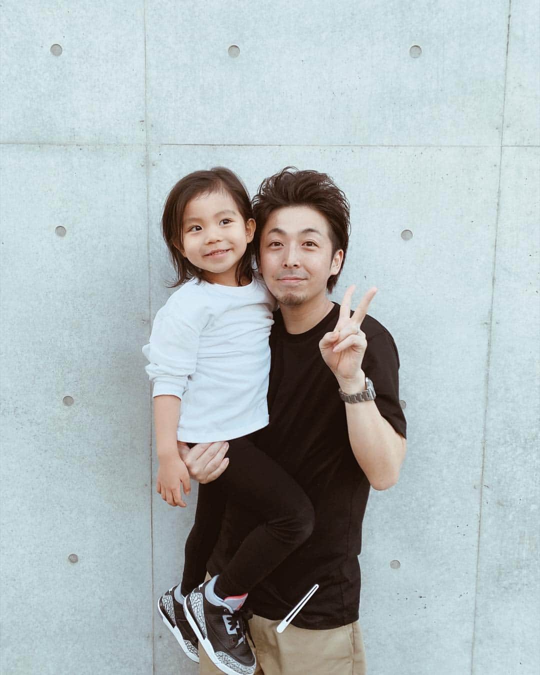 春名亜美さんのインスタグラム写真 春名亜美instagram 長男ののびのびヒョロヒョロロン毛をやっっっっと Abe0106 ちゃんにcutしてもらいました バッサリ短髪にしてしまうか迷ったけど やっぱりロン毛は健在 笑 でも後ろの不揃いな長 い毛をcutしてもらって 目