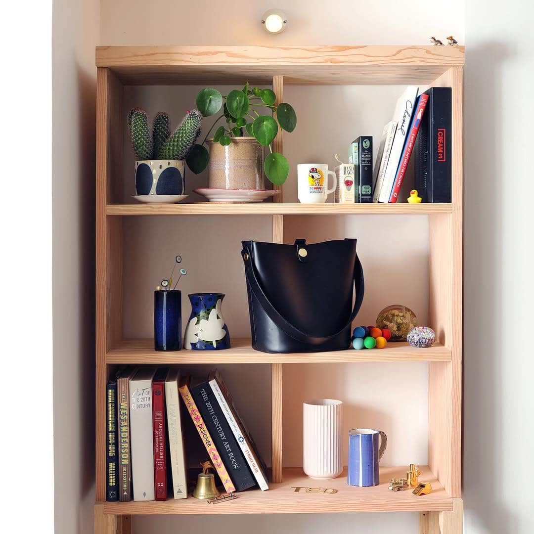 Sophie Hulmeさんのインスタグラム写真 - (Sophie HulmeInstagram)「#Shelfies The Swing in classic Black is ready and waiting on Sophie’s bookshelf. Spy those charms in the right hand corner? Stay tuned for something special...」3月21日 18時19分 - sophie_hulme