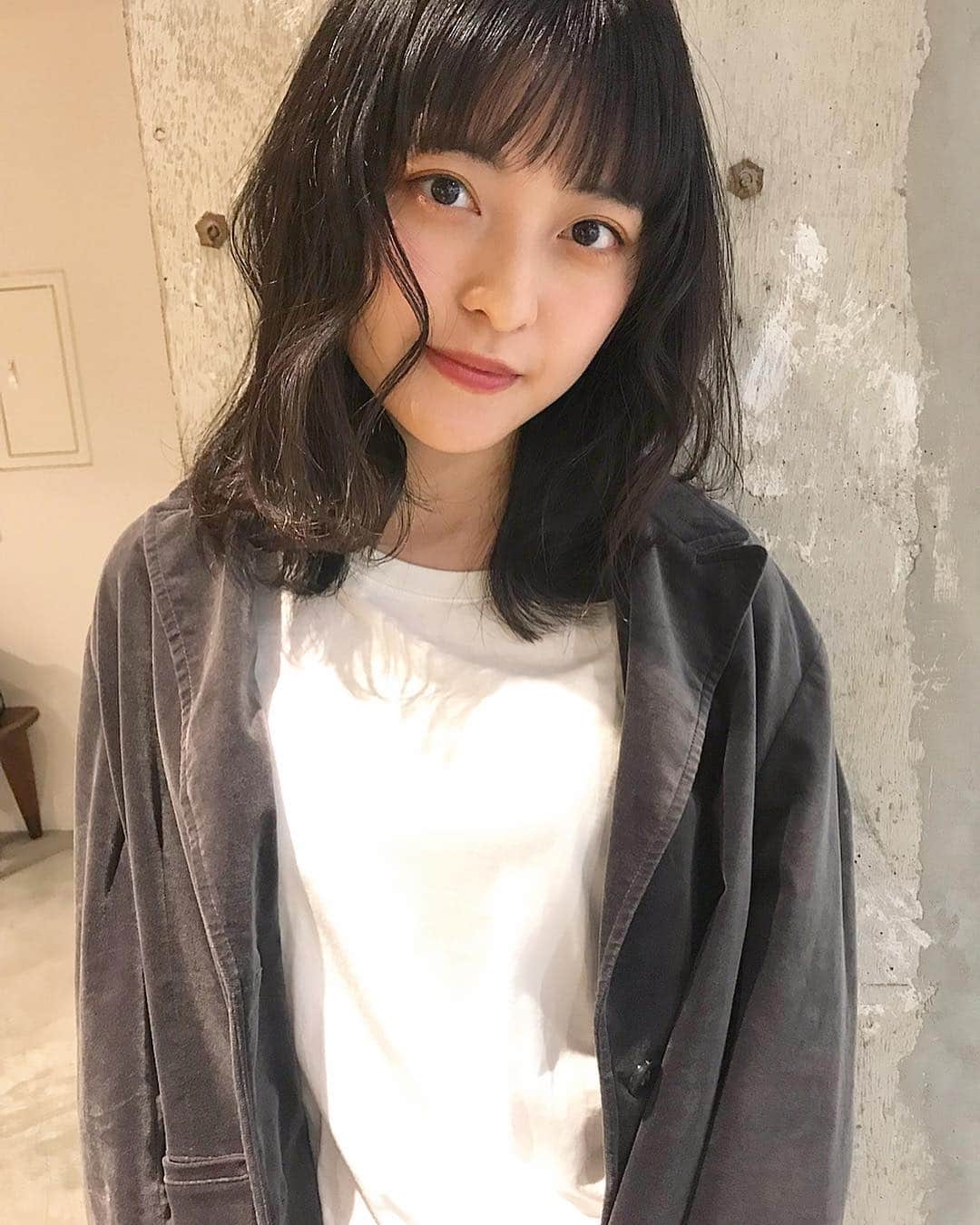 斉藤瑞季のインスタグラム：「✂︎ 春になるというのに 放置しっぱなしの髪の毛を 素敵にして頂きましたー！ 大学1年生の時からお世話になってます😌 . . . #hair #haircut #hairstyle  #spring #黒髪ミディアム #黒髪 #ぱっつん前髪 #春 #ヘアスタイル #カット #斉藤瑞季」