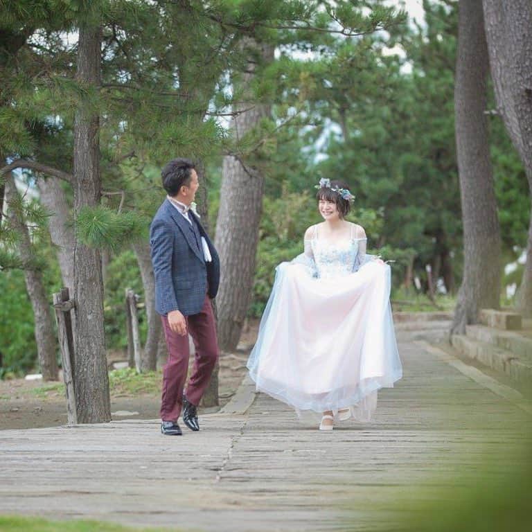 指帆亭さんのインスタグラム写真 - (指帆亭Instagram)「ふたりでいればなんでも楽しくて... 頬っぺたがいたくなるくらい、笑顔いっぱいの特別な1日を！ ＊＊＊ Shihantei Pine Tree Resort（月・火曜日定休日、祝日の場合は営業） TEL:0463-43-1611 〒259-0123 神奈川県中郡二宮町二宮下向浜36 アクセス ・JR二宮駅より徒歩8分 ・お車でご来店の場合、無料駐車場を完備しております。 ・ナビゲーションシステム目的地には「二宮町立 二宮中学校」と設定して下さい #shihantei #指帆亭 #二宮 #横浜 #湘南 #記念日#レストラン #カフェ #フレンチ  #貸切 #海 #リゾート #サプライズ #誕生日 #海が見える #二宮駅#ウェディング #結婚 #結婚式 #鎌倉#茅ヶ崎 #平塚 #小田原 #別荘 #会場装花 #プレ花嫁#ウェディング #ブライダルフェア #貸切 #ウェディングフォト#会場コーディネート#ガーデンウェディング」3月21日 18時17分 - shihantei