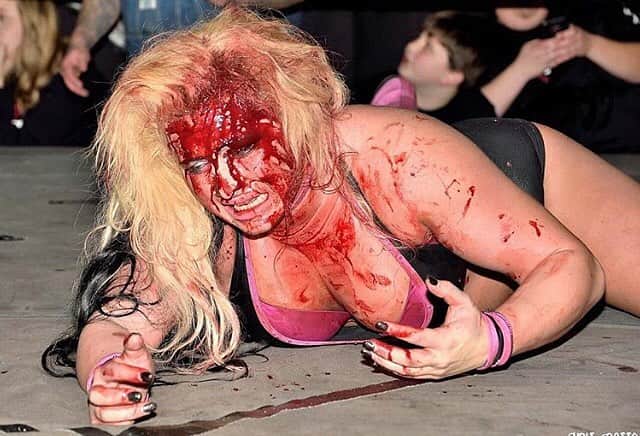 マリア・マニックさんのインスタグラム写真 - (マリア・マニックInstagram)「It was in my most painful moments of life, that I truly felt myself grow stronger. #wrestling #womenswrestling #deathmatch #hardcore #blood」3月21日 9時24分 - themariamanic