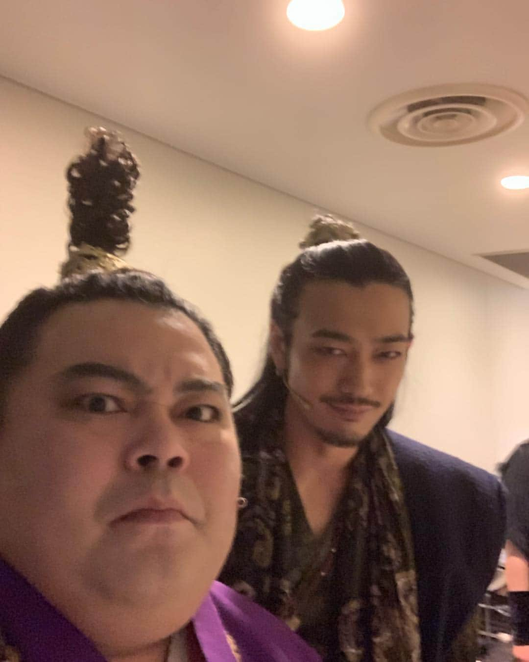 長友光弘さんのインスタグラム写真 - (長友光弘Instagram)「本日の航海は2回公演 体よもってくれぇ〜  昨日と一昨日とまたお手紙頂きました😁 嬉しい😊 ありがとう！ お手紙を書いてくれた時間がなによりも嬉しいのよ 私の為に時間を使ってくれてありがと！  今日の航海もイケオジお待ちしてますw  #ファンワズ」3月21日 9時35分 - hibikinagatomo