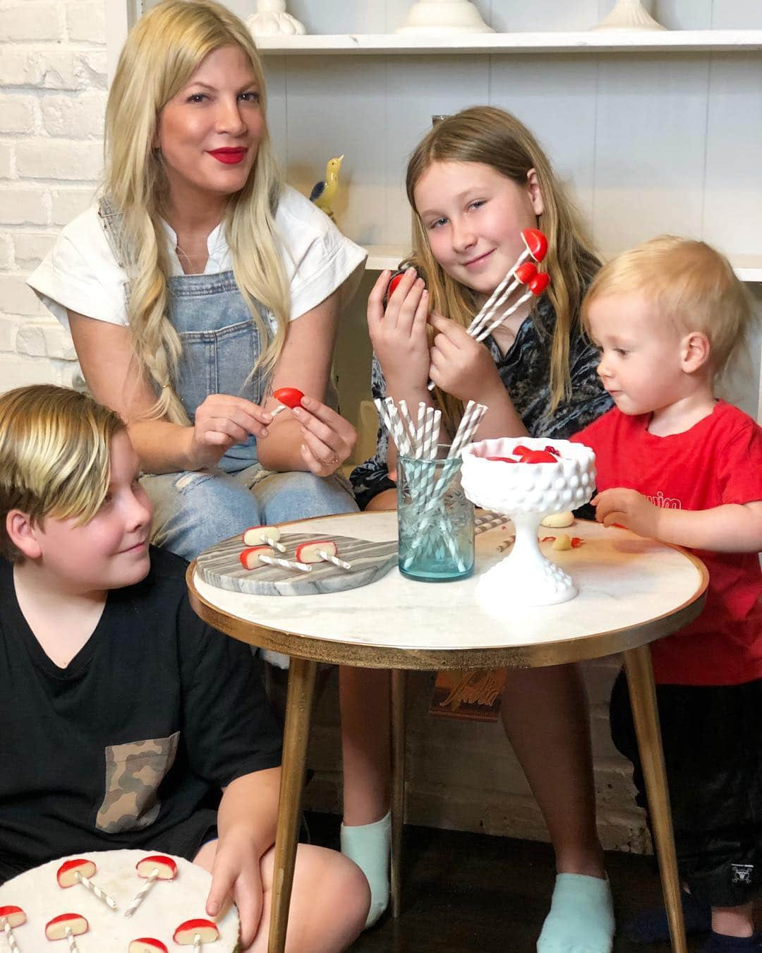 トリ・スペリングさんのインスタグラム写真 - (トリ・スペリングInstagram)「The kiddos and I decided to make DIY treats for family movie night to watch @MaryPoppinsReturns available now on Digital and Blu-ray! Check out the step by step process to make these fun #MaryPoppinsReturns inspired #DIY snacks in my stories and check out the link in my bio! #DIYfamily #movienight #ad」3月21日 9時36分 - torispelling