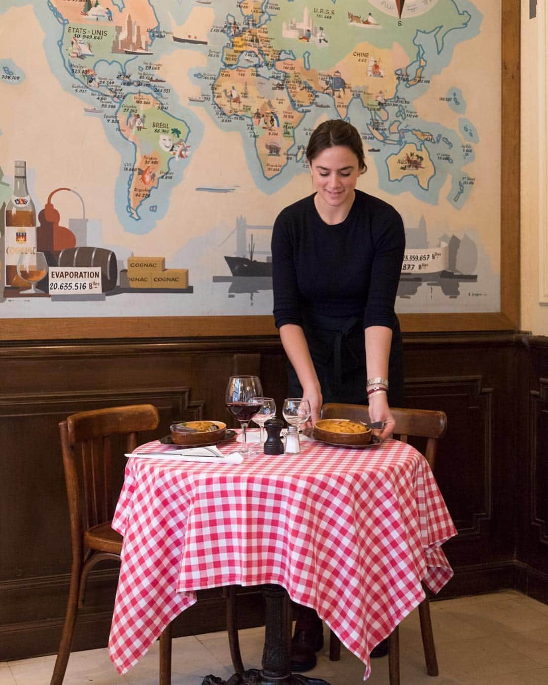 フィガロジャポンさんのインスタグラム写真 - (フィガロジャポンInstagram)「赤いギンガムチェックが気さくなビストロらしさを感じさせる「オ・ボン・クリュ」。ささやかな幸せを感じる、熱々の料理が運ばれる瞬間。⠀ photo : @paris_sanpo⠀ réalisation : KAORUKO YASUDA⠀ #figaro #paris #オ・ボン・クリュ #ビストロ #パリ #フィガロ5月号」3月21日 9時29分 - madamefigarojapon