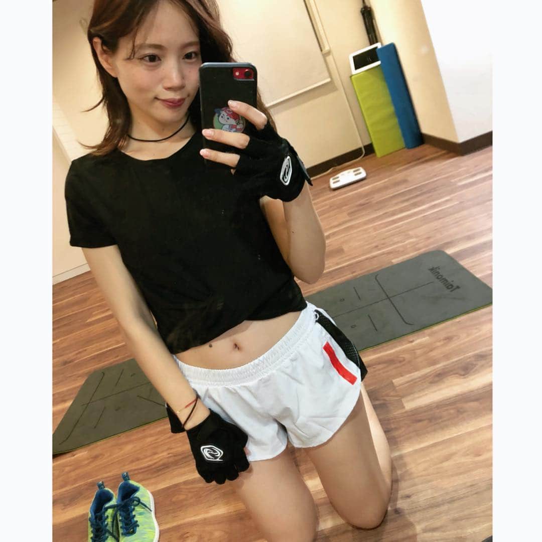 のインスタグラム：「週一 @retra0517 でパーソナル🏋️‍♂️‍♀️ 気を抜くと直ぐにお腹ぷにぷにし始めるなぁ😟 今回初めてトレーニング用の手袋着用。トレーナーさんから"手首が弱い人は力を入れやすくなるし手のひらの皮膚が厚くなるのを避けられるから女性は嵌めた方がいいかも"とすすめられて…🌟 ゴルフ練習素手でやったり自転車乗ったりでちょうど手の皮が剥けていたところなので次から握る系の時は絶対嵌めようっと😂 メニューは写真意外にスクワット、背筋をしました♩  #トレーニング#パーソナルジム #ジム通い#ボディメイキング #大人女子の習い事#ダイエット仲間募集 #フィットネス#綺麗になりたい #ダイエット女子#ダイエット生活 #美活#ダイエット仲間と繋がりたい #パーソナルトレーニング#メリハリボディ #bodymake#筋トレ女子 #トレーニング女子#トレーニングウェア #ヒップアップ#ヒップアップトレーニング #痩せる#パーソナルトレーニングジム #姿勢改善#fitnessgirl #workout#トレーニングウェア #脚やせ#バストアップ #恵比寿 #リトラ」