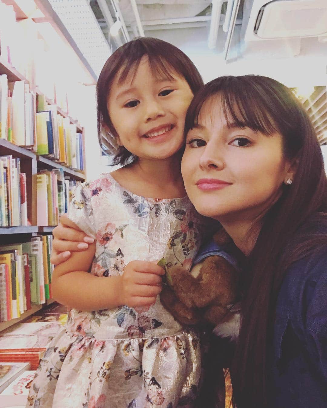 橋本麗香のインスタグラム：「キミとのデートは ウキウキが止まりません💓💓💓 一緒に本が選べる様になったのが マミーは嬉しくてたまりません🦄💕 ． 小さい頃からスピっ子だったマミーが 大人になってファンタジアなキミに 宇宙の本と魔法の本をギフティング出来て 大満足ですよ🌟🧝🏻‍♀️🌟 ． 学校では教えてくれない事を マミーがたくさん教えちゃう🔮」