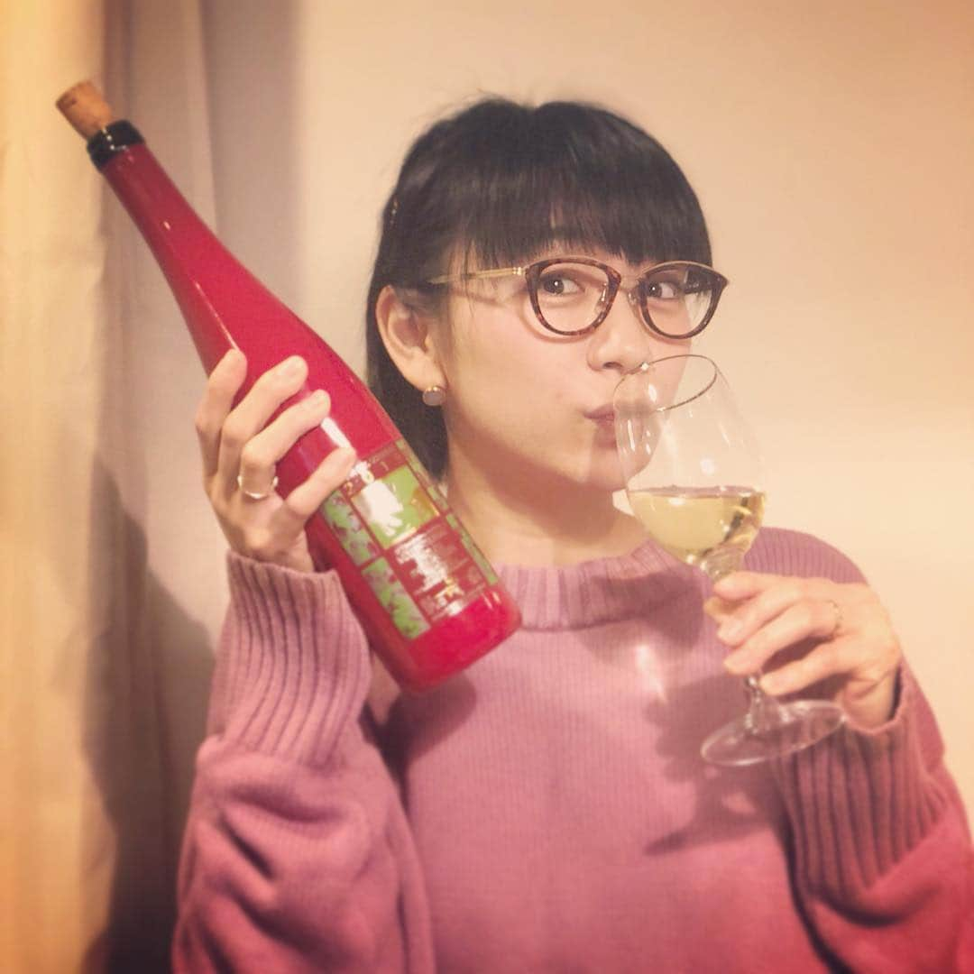 時東ぁみさんのインスタグラム写真 - (時東ぁみInstagram)「生まれて初めてワイン箱買い🍾 ・ 甘いワインなんだけど、食後のデザートワインとして最高🍷 ・ 友達んちに持って行ったのにほとんど私が飲んじゃったw ・ #時東ぁみ #ワイン #wine #赤いボトル だけど #白ワイン #whitewine #ピーロート #pieroth #箱買い #大好き #甘いワイン #デザートワイン #desertwine #オススメ」3月21日 9時37分 - amitokito