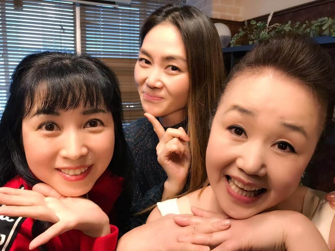 石村友見さんのインスタグラム写真 - (石村友見Instagram)「レッスン新設します！ ・ 昨日、梅ズバをご覧くださった方々、 本当にありがとうございました。 ・ 2週間という限られた中で 結果を出していくのは 大変な面もありました。 ・ でも、なにより チャレンジしてくださった 清水よし子さん、 西村知美さん、 井上咲楽さん @bling2sakura が ゼロトレ @zerotore を好きになってくださり、 毎日努力してくださったことで ウエスト-17センチをはじめとする  素晴らしい結果がでました。 ・ 番組スタッフの方々にも ご苦労さまでした。 心より感謝申し上げます。 ・ 本もアマゾンや楽天ブックスで あっというまに総合1位になり、 反響の大きさに驚いています。 ・ また、一人でも多くの方にゼロトレを 体験していただきたくて 放送前にたくさんのレッスンを ご用意したつもりでしたが、 放送開始直後から ご予約のお申し込みが殺到し、 早々にソールドアウトになってしまった レッスンが続出しました。 ・ 大変ありがたいことです。 一方でお申し込みが間に合わなかった方々、 申し訳ありません。 ・ そこで急遽スタッフと相談し、 4月8日（月）に東京の中目黒で 以下の2本の体験会を新設いたしました。 ・「ゼロトレ体験会」10時30分から ・「ニュー・ゼロトレ体験会」13時から ・ ともに、昨日の梅ズバで ご紹介したゼロトレです。 ・ 「ゼロトレ体験会」は ゼロトレのカギとなる呼吸法や 体のゆるめ方、引き締め方のメソッドを お伝えさせていただきます。 梅ズバでタレントさんがやせたように  特に「お腹まわり」をすっきりさせて、 姿勢が美しくなる効果があります。 ・ 「ニュー・ゼロトレ体験会」は あらたに開発した「動かないゼロトレ」です。 寝たまま、あるポーズをつくったら、 そのままジーっとしているだけで 腰痛、肩こり、股関節痛、ひざ痛などの 各種不調を遠ざける効果が期待できます。 また、柔軟性もアップ！ ケガをしにくく、しなやかに動ける体を 手に入れていただく体験会です。 ・ 2つの体験会を連続で 受けていただいても構いません。 ・ ＊お席に限りがございますので ご希望の方はお早めに お申し込みください。 お申し込みはプロフィールの リンクからどうぞ。 ・ ＊すでに他のレッスンに ご予約くださった方の こちらへの日程変更は ご遠慮くださいませ。 ・ ・ 「名古屋でも開催してください！」 「先生、福岡にもきてー！」 ・ といったありがたいお言葉を たくさんいただいているので、 今後、さまざま場所にお邪魔できるように スタッフと相談いたしますね。 ・ 一人でも多くの方と お会いできますことを 楽しみにしています！ ———————— ・ ・ #さくらちゃんお写真ありがとう！#梅沢富美男 #キンプリ #ゼロトレ #骨盤 #ダイエット #ウエスト #くびれ #ストレッチ #食事 #ボディメイク #ニューヨーク#ニューヨークヨガ留学 #トレーニング #ヨガ #ヨガインストラクター  #zerotore #yoga  #yogateacher  #bodytoneny #training #newyork #nyc #change #石村友見」3月21日 9時40分 - tomomi.ishimura