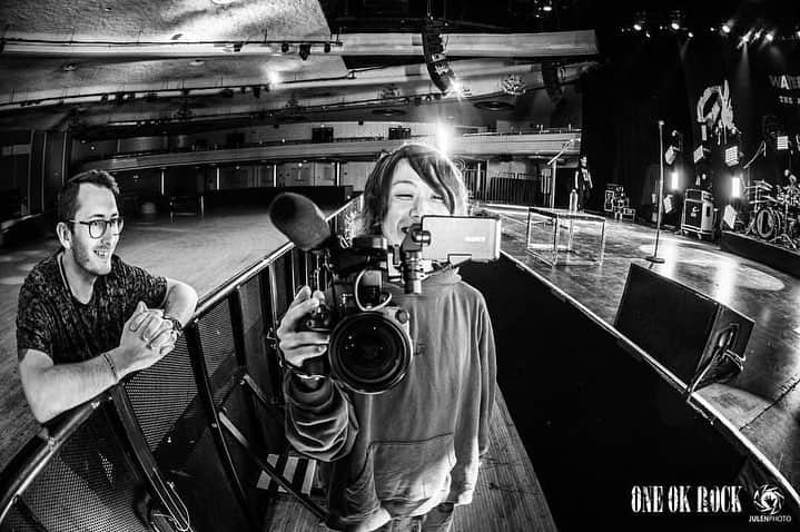 ONE OK ROCK WORLDさんのインスタグラム写真 - (ONE OK ROCK WORLDInstagram)「#repost @jamiecarterfilms  Teaching my apprentice how to film 😂 @tomo_10969 📸 @julenphoto #oneokrock #fs5 #sony #live #filming #eyeofthestorm _ #oneokrockofficial #eyeofthestorm #10969taka #toru_10969 #tomo_10969 #ryota_0809 #fueledbyramen #poobear #waterparks #standatlantic #eyeofthestormnorthamericatour2019」3月21日 9時42分 - oneokrockworld