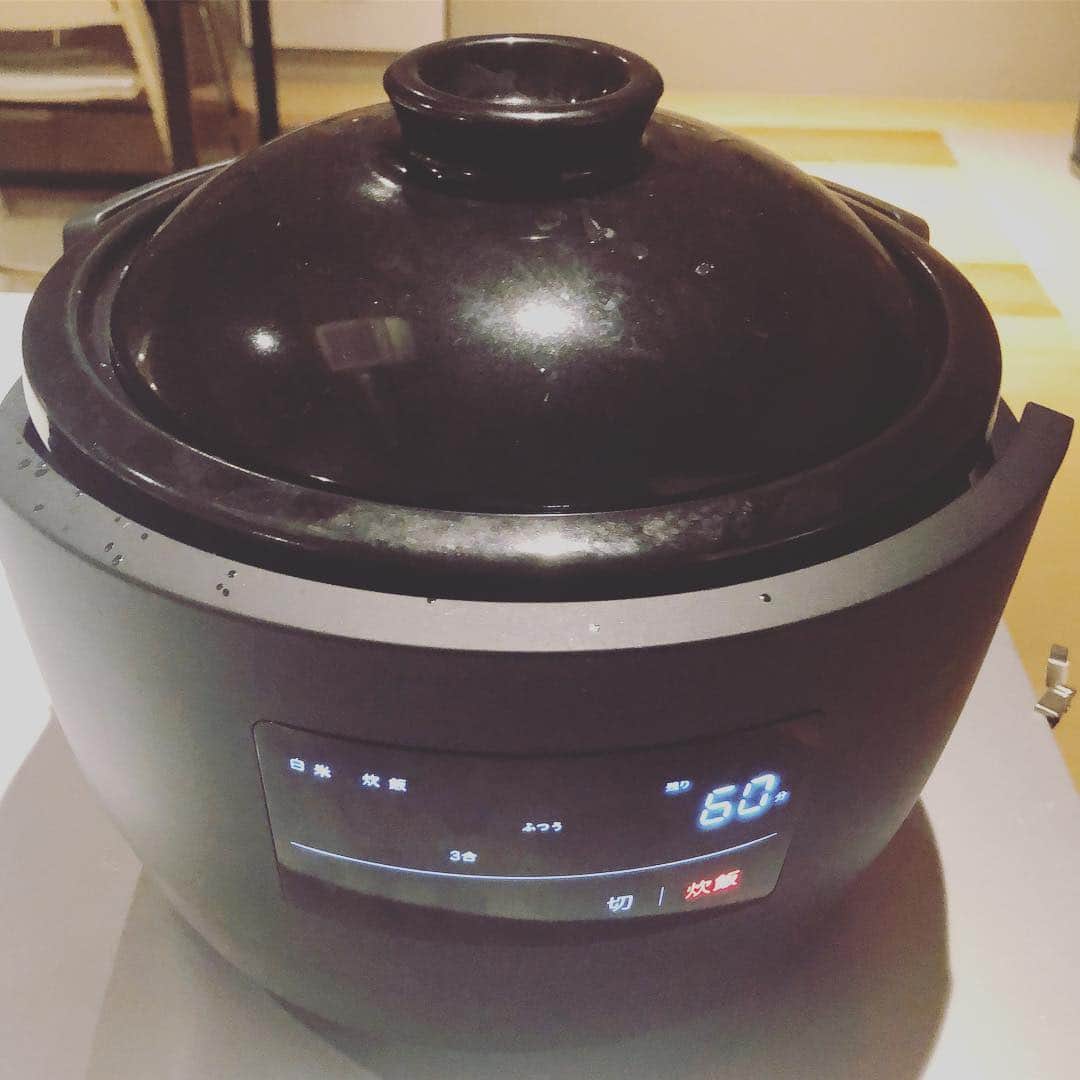 ひうらさとるのインスタグラム：「こないだ頂いたハイテク土鍋ご飯炊き器その名も「かまどさん」ほかほか美味しいご飯が炊けますー。冷めてもモチモチで美味しいー。 #かまどさん」
