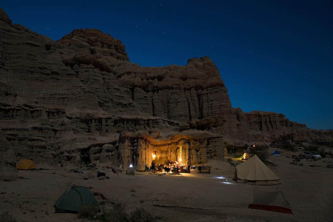 のインスタグラム：「I’m so inspired by the full moon and the way it lights up the earth at night. Without the use of a flashlight I dragged my tripod up this hill on the other side of our campsite. Other than the glow from our solar lights and campfire, you could see see for miles in the darkness. I love the way our eyes adjust, and the moon shadows on the ground look so sharp.  This campground especially makes me feel like I’m on another planet. A planet that never sees sunshine, and is forever lit by the moon. Even as an adult I can play pretend just a little bit.  Thank you to @describethefauna for bringing together the best people to celebrate your birthdays outside with. It’s truly one of my favorite camping trips, one I look forward to every year. 💙」