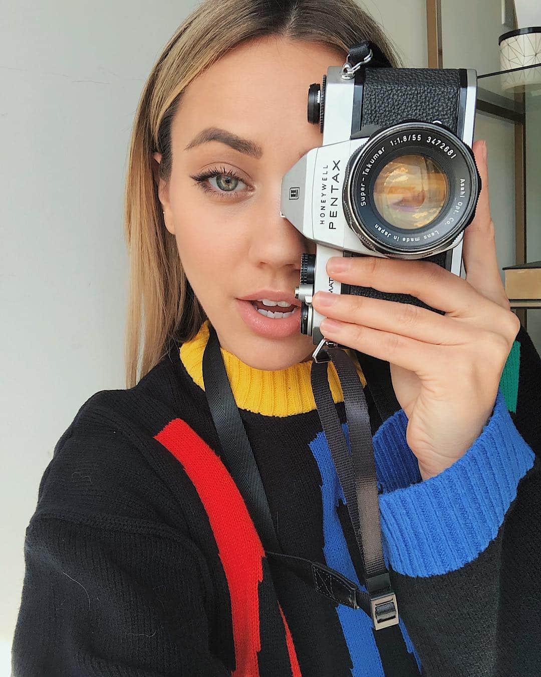 Camden Scottさんのインスタグラム写真 - (Camden ScottInstagram)「Taking a fake film photo with the wrong eye shut and empty film in the camera to pretend this is something more than an iPhone selfie. 🤷🏼‍♀️」3月21日 9時46分 - cammiescott