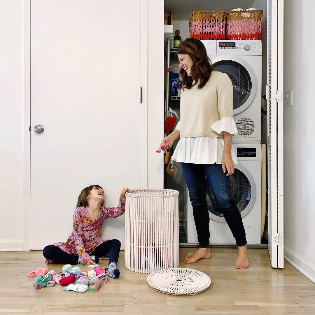 Ilana Wilesさんのインスタグラム写真 - (Ilana WilesInstagram)「This week is Poison Prevention Week, so I'm partnering with the American Cleaning Institute to remind parents to store their liquid laundry packets in their original containers, out of reach and sight, so that their little ones can't get their hands on them. I keep my #PacketsUp because even though my kids are a little older, accidents still happen. Plus, I've got my younger niece and nephew at my place all the time. Share why you keep your #packetsup and tag a friend in the comments below to remind them to practice safe laundry room habits and you'll both be entered to win an $100 gift card! The sweepstakes will close on Thursday, March 28. You can go to the link in my bio to learn more. #ad ✨✨WINNER UPDATE: Congratulations to @bashlaur and @nschyman! Please email allie@mommyshorts.com to claim your prize!✨✨」3月21日 9時49分 - mommyshorts