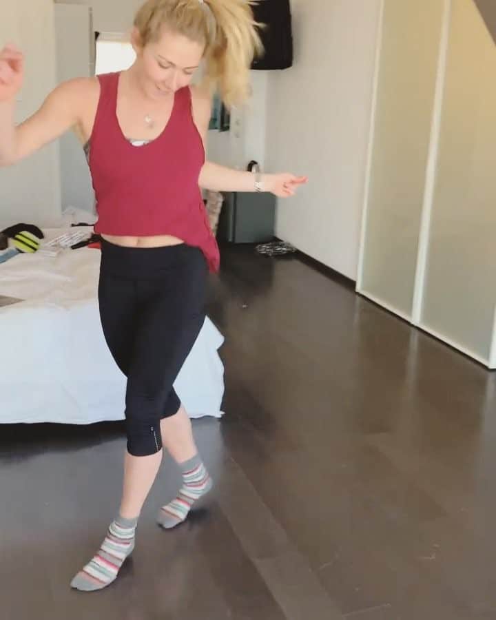 ミカエラ・シフリンのインスタグラム：「A couple weeks ago I mentioned doing an end-of-season-happy-dance... and of course you all were like OMG DO IT. I have also become mildly obsessed with shuffle dancing and I feel like there is no better happy dance than a shuffle and although I only know 2 moves right now, I am very proud of those two moves (okay maybe three moves if that spinny one counts for anything😂). Anyway, you asked for a happy dance, and you got it... enjoy! And please go easy in the comments, thanks🙏🏻😂😝💃🥳🥳🥳 (I‘ll post the full vid of the actual *learning* part on my IG TV!)」