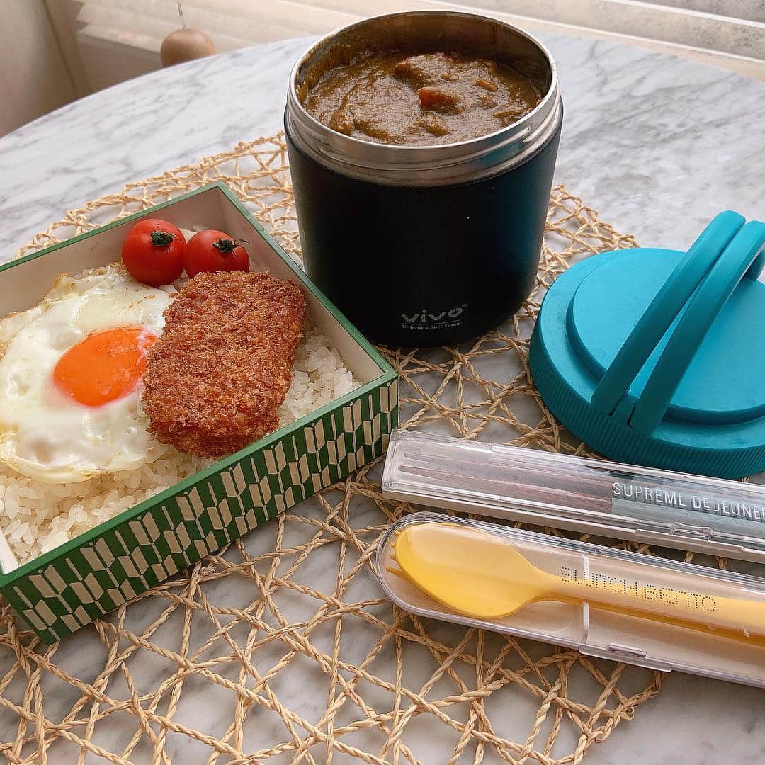 本田しおりのインスタグラム：「#今日のお弁当 #カレー弁当 #目玉焼き #カニクリームコロッケ  #お弁当 #旦那さん弁当」