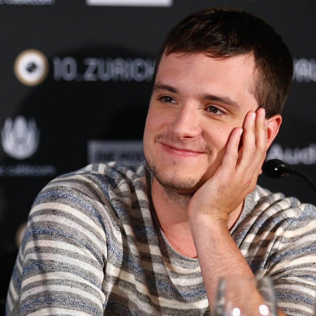 E! Onlineさんのインスタグラム写真 - (E! OnlineInstagram)「Just thinking about Josh Hutcherson. Hope he's having a great day. (📷: Getty Images)」3月21日 9時56分 - enews