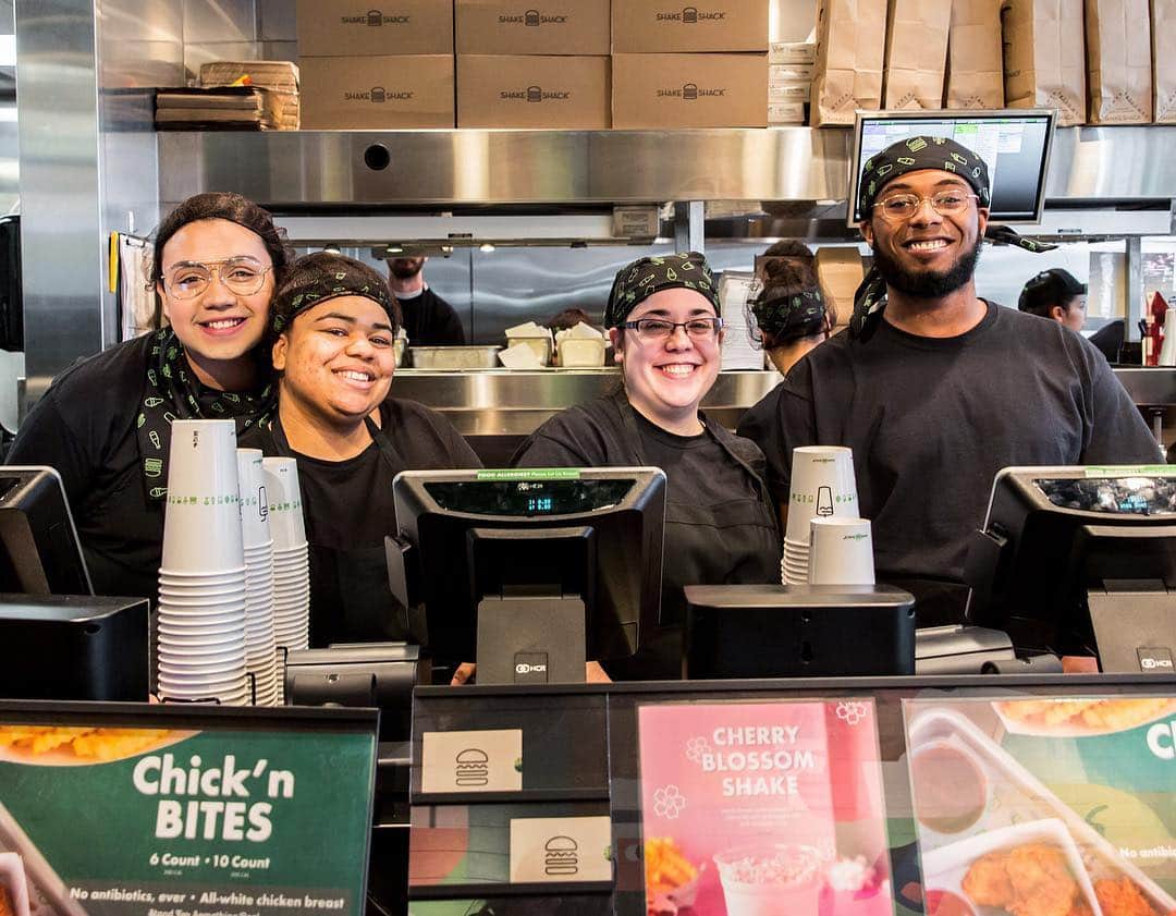 SHAKE SHACKさんのインスタグラム写真 - (SHAKE SHACKInstagram)「We hit the Rhode with the goods! Our first RI Shack is now open at 249 Thayer Street in Providence. 🙌 The team is ready, the griddles are hot + our walls are decked with awesome art by RISD alum @jingnotjane. 🎨 Peep our Story for the inside scoop on what inspired Jing’s colorful murals + a tour of her favorite spots throughout the city! #shakeshack」3月21日 9時58分 - shakeshack