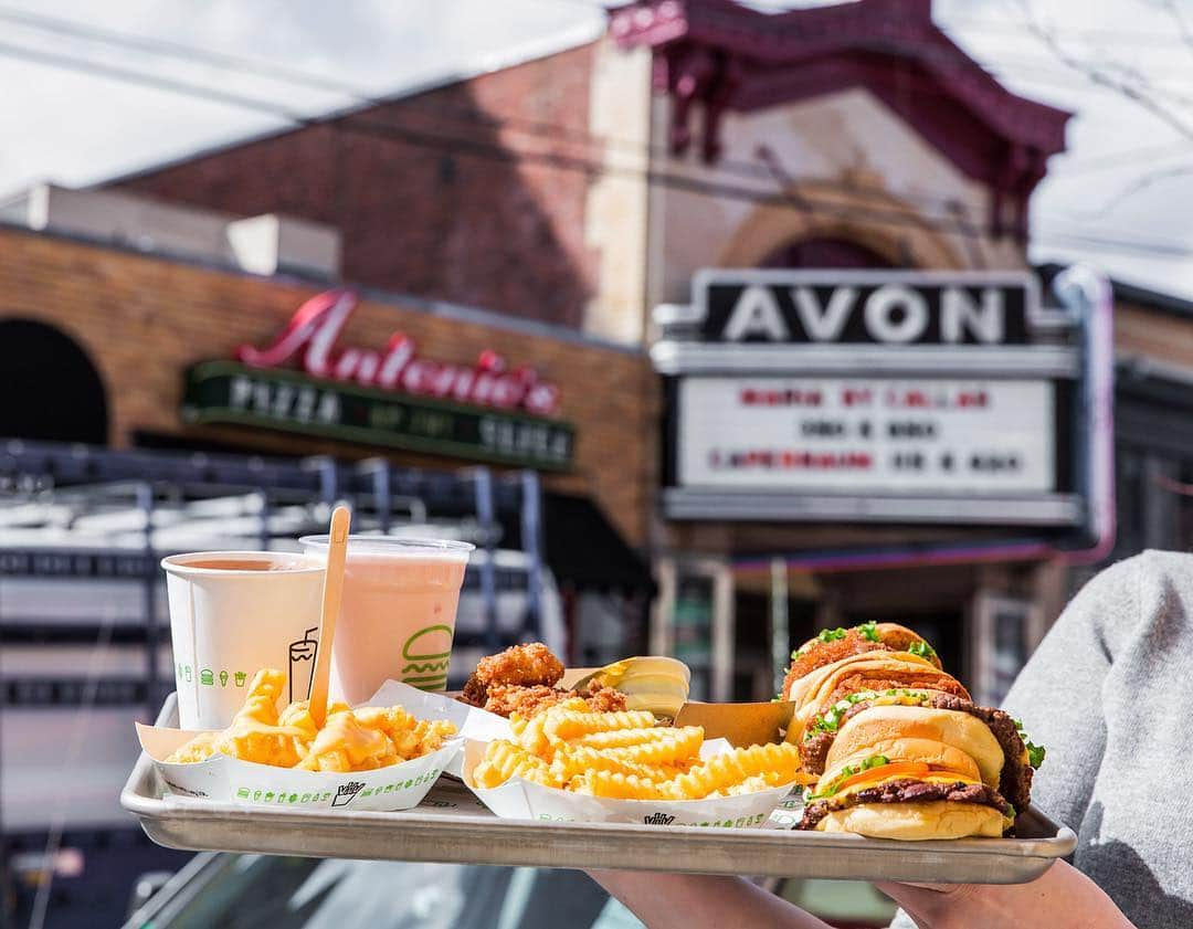 SHAKE SHACKさんのインスタグラム写真 - (SHAKE SHACKInstagram)「We hit the Rhode with the goods! Our first RI Shack is now open at 249 Thayer Street in Providence. 🙌 The team is ready, the griddles are hot + our walls are decked with awesome art by RISD alum @jingnotjane. 🎨 Peep our Story for the inside scoop on what inspired Jing’s colorful murals + a tour of her favorite spots throughout the city! #shakeshack」3月21日 9時58分 - shakeshack