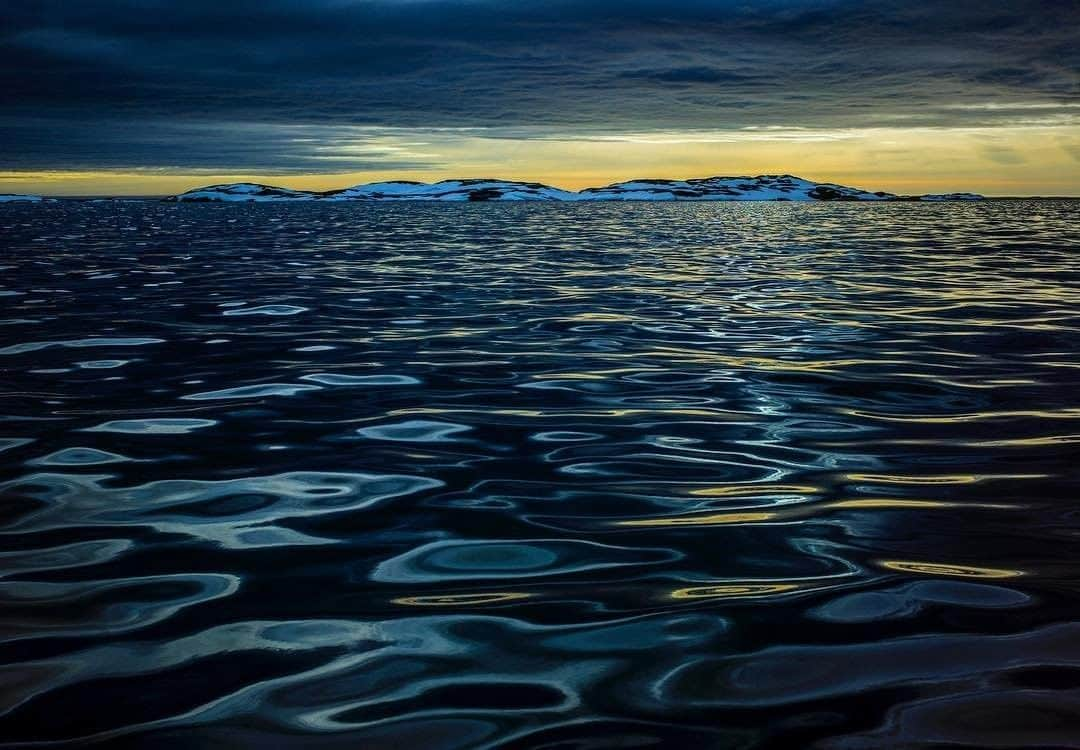 National Geographic Travelさんのインスタグラム写真 - (National Geographic TravelInstagram)「Photo by @jimmychin | Peace and tranquility between squalls on the west coast of Greenland. Always good to know wild, pristine places like this exist... #greenland #outerbanks For more images from Greenland’s coast, follow @jimmychin.」3月21日 10時05分 - natgeotravel