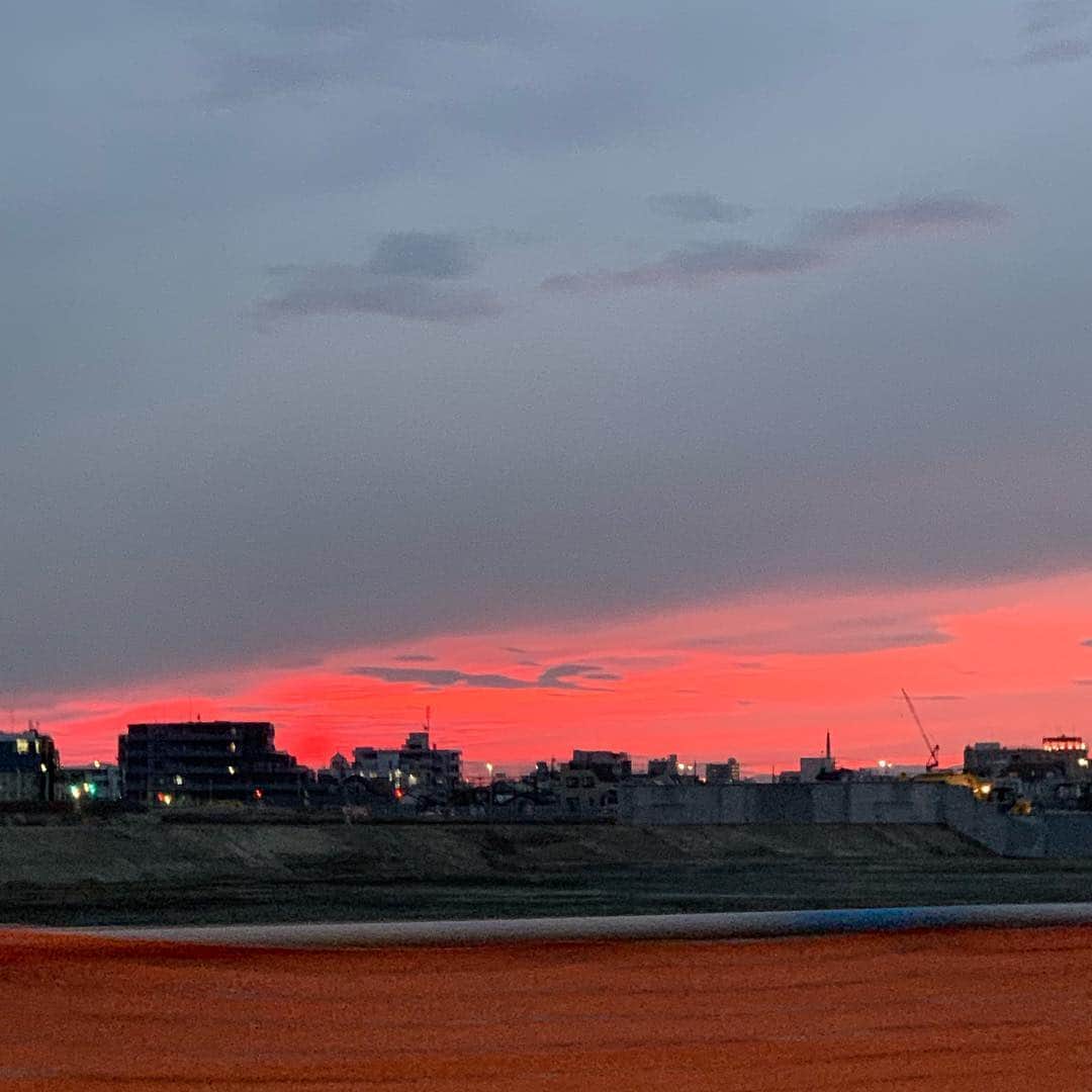 橋本志穂さんのインスタグラム写真 - (橋本志穂Instagram)「先日、ゴルフ帰りに 渋滞していたお陰で見れた 西の空。。 すごく幸せな気分になれました」3月21日 10時07分 - shihohashimoto3