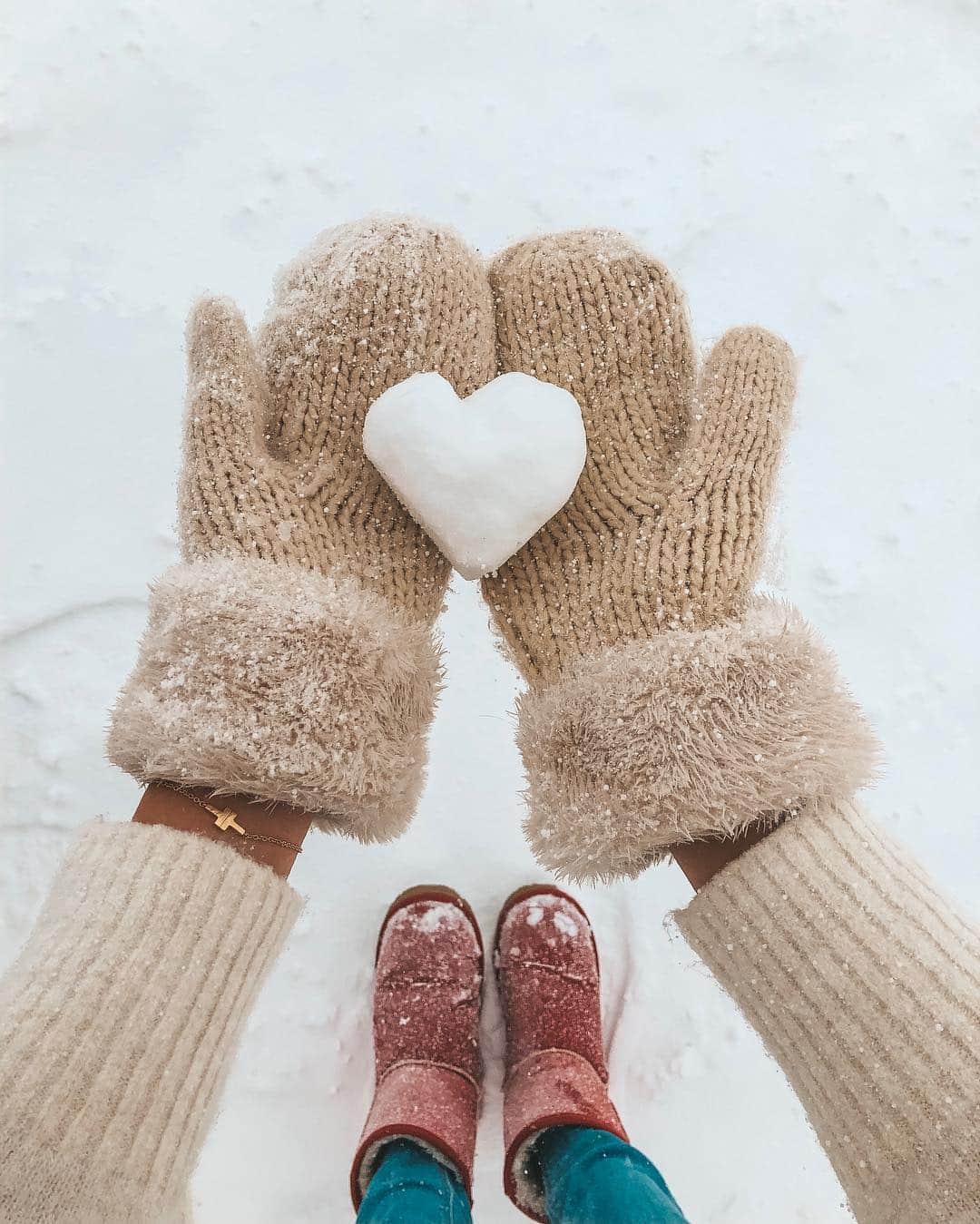 のインスタグラム：「ㅤㅤㅤㅤㅤㅤㅤㅤㅤㅤㅤㅤㅤ Heart❄️ ㅤㅤㅤㅤㅤㅤㅤㅤㅤㅤㅤㅤㅤ このハート作るの よーこが上手すぎた♡(笑) ㅤㅤㅤㅤㅤㅤㅤㅤㅤㅤㅤㅤㅤ 手袋とムートンは #gu だよ❤️(笑) 加工ではなく本物の雪 繊細で綺麗〜♡ ㅤㅤㅤㅤㅤㅤㅤㅤㅤㅤㅤㅤㅤ  ㅤㅤㅤㅤㅤㅤㅤㅤㅤㅤㅤㅤㅤ ――――――――――――― ㅤㅤㅤㅤㅤㅤㅤㅤㅤㅤㅤㅤㅤ 🗺 #日本 #japan #新潟 #nigata  ㅤㅤㅤㅤㅤㅤㅤㅤㅤㅤㅤㅤㅤ 📍#苗場スキー場  #naeba ㅤㅤㅤㅤㅤㅤㅤㅤㅤㅤㅤㅤㅤ ―――――――――――――」