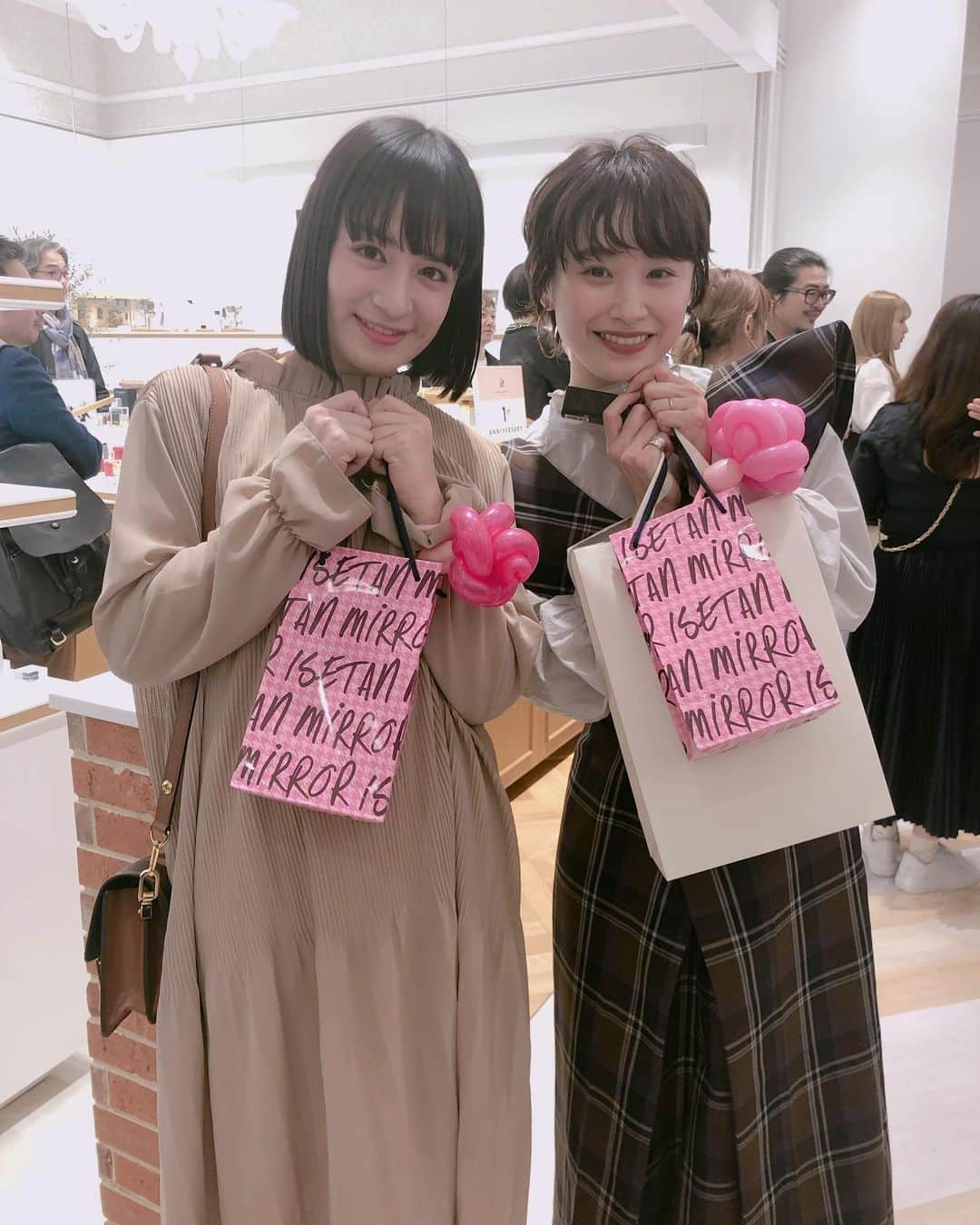 山出愛子さんのインスタグラム写真 - (山出愛子Instagram)「東京ミッドタウン日比谷 ISETAN MiRRORさんの 1st Anniversary Party にお邪魔してきました！  ストロベリーサイズのコラボ商品を作ってらっしゃってる高橋愛さん @i_am_takahashi とお写真撮ってもらいました😍  撮影の時もパーティーの時も綺麗でオシャレで優しくて嬉しかったですっ💗  #isetan #isetanmirror  #東京ミッドタウン日比谷 #1stanniversary #isetanmirroi1stanniversaryparty #ストロベリーサイズ #sサイズ #高橋愛 さん💖」3月21日 10時09分 - aiko_yamaide