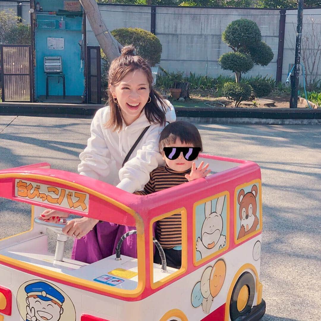 安田美沙子さんのインスタグラム写真 - (安田美沙子Instagram)「井の頭公園へお友達と行ってきました❤️✨ 自然もあるし、動物園には動物と触れ合える場所や、乗り物、遊具まで！！ 最高に楽しんでもらえたー💕 モルモットに触りたいけど、ドキドキして中々触れない様子が可愛かった☺️ . . 新幹線の乗り物は、チケットを握りしめて、自分が乗ったあともしばらく離れられなくて、位置を変えては振り返り、バイバーイ☺️✨ 鉄男くんです❤️京都鉄道博物館行きたいね☺️✨ . . 友達と学んだのは、こどものご飯だけしか用意してなかったから、自分たちのも予め次回からは用意しようとなりました。笑 意外と見つからなくて、子連れでパン屋とか探すのが大変過ぎて断念。 抱っこ紐も車に置いて、ベビーカーも無かったから中々辛かった。。かあちゃん腕プルプルです。B型買おうかなぁ。 おススメありますか？ . . とにかく、全身全力で楽しんだ様子でした❤️自然と触れ合って、走り回って欲しい！！東京だからこそ、そういう場所に足を運ばなくてはと思います。 . . #instagood #井の頭公園 #動物園 #新幹線 #モルモット #boy #22months #mama #friends #thanks」3月21日 10時16分 - yasuda_misako