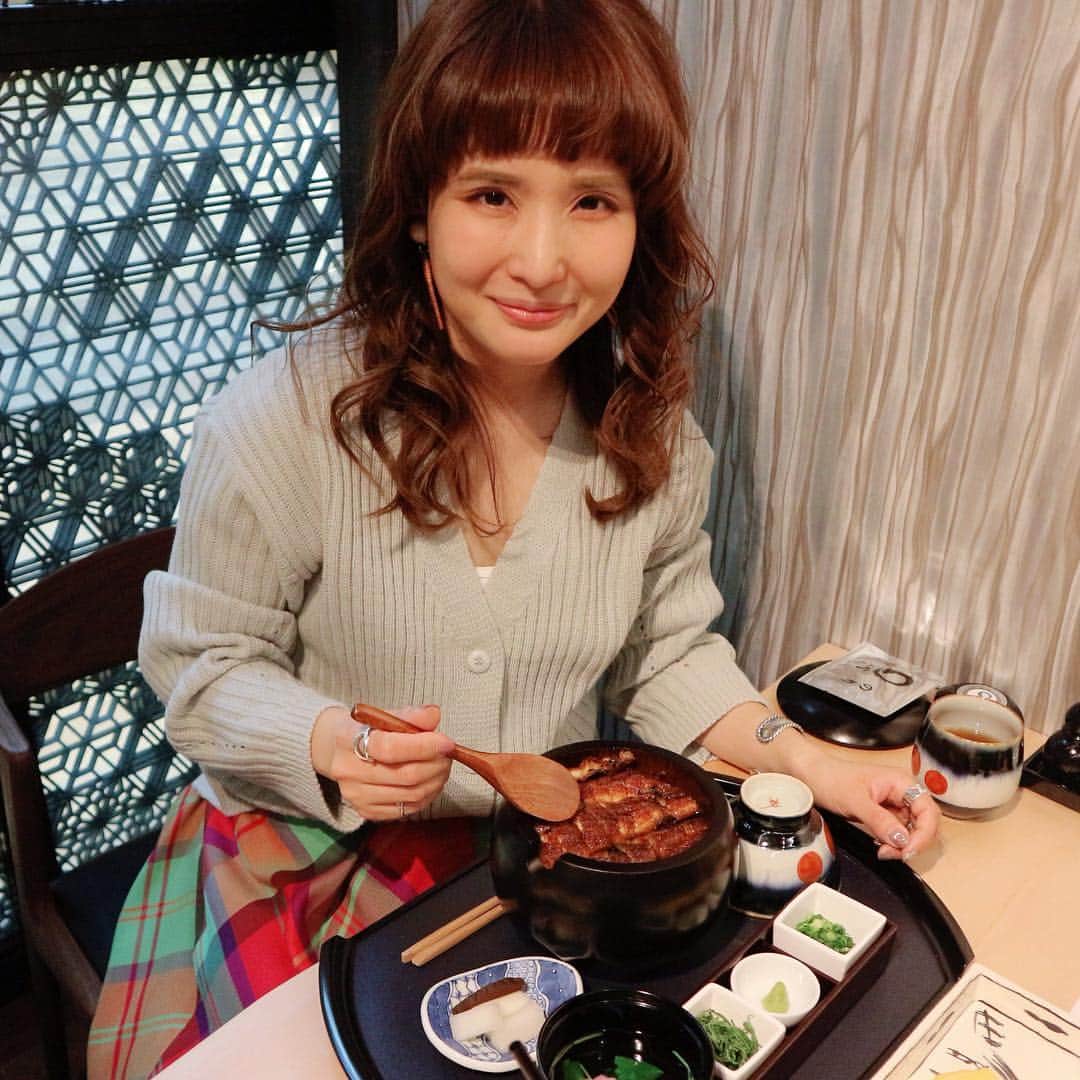 宮崎真梨子さんのインスタグラム写真 - (宮崎真梨子Instagram)「昨日は、3/22に東京ミッドタウンにオープンするひつまぶしの名店【まるや本店】のプレオープンイベントに参加させて頂きました♡ ∵ うなぎを食べるのも久しぶりだけど、ひつまぶしはもっと久しぶりで、超楽しみにしていました♡お店オススメの上ひつまぶしと鰻巻きをいただきました♡ ∵ ひつまぶしは、外はカリカリ中はふっくらのうなぎが最高でした♡濃いめのタレがまた美味しくて♡タレが濃いから、薬味や山椒をたっぷりかけるのも美味しかったです♡もちろんお茶漬けも♡鰻巻きも、ふわっふわのたまごが美味しかった♡ ∵ オシャレでゆったりした店内なので、子連れでも快適でした♡ランチにぴったりな価格のメニューもあるし、夜はコースもあるので、いろんなシーンで行きたくなるお店です♡ミッドタウンの中にあるっていうのも便利♡絶対また家族で行こう♡ ∵ ∵ #まるや六本木 #まるやミッドタウン #まるや本店 #ひつまぶし #東京ミッドタウン #東京ひつまぶし #六本木ひつまぶし #子連れランチ #ミッドタウンランチ #子連れディナー #unagi #hitsumabushi #roppongi #ミヤマリ #vocest #vocemagazine #美容ブロガー #インフルエンサー #ママ #男の子ママ #ママモデル #サロモ #超未熟児ママ #息子 #2歳11ヶ月 #修正2歳7ヶ月 #mamagirl #ママリ #コドモノ」3月21日 10時16分 - miyamari92