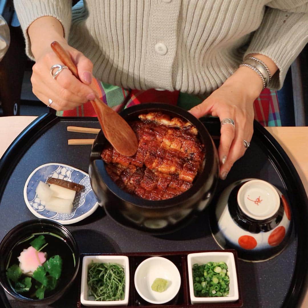 のインスタグラム：「昨日は、3/22に東京ミッドタウンにオープンするひつまぶしの名店【まるや本店】のプレオープンイベントに参加させて頂きました♡ ∵ うなぎを食べるのも久しぶりだけど、ひつまぶしはもっと久しぶりで、超楽しみにしていました♡お店オススメの上ひつまぶしと鰻巻きをいただきました♡ ∵ ひつまぶしは、外はカリカリ中はふっくらのうなぎが最高でした♡濃いめのタレがまた美味しくて♡タレが濃いから、薬味や山椒をたっぷりかけるのも美味しかったです♡もちろんお茶漬けも♡鰻巻きも、ふわっふわのたまごが美味しかった♡ ∵ オシャレでゆったりした店内なので、子連れでも快適でした♡ランチにぴったりな価格のメニューもあるし、夜はコースもあるので、いろんなシーンで行きたくなるお店です♡ミッドタウンの中にあるっていうのも便利♡絶対また家族で行こう♡ ∵ ∵ #まるや六本木 #まるやミッドタウン #まるや本店 #ひつまぶし #東京ミッドタウン #東京ひつまぶし #六本木ひつまぶし #子連れランチ #ミッドタウンランチ #子連れディナー #unagi #hitsumabushi #roppongi #ミヤマリ #vocest #vocemagazine #美容ブロガー #インフルエンサー #ママ #男の子ママ #ママモデル #サロモ #超未熟児ママ #息子 #2歳11ヶ月 #修正2歳7ヶ月 #mamagirl #ママリ #コドモノ」