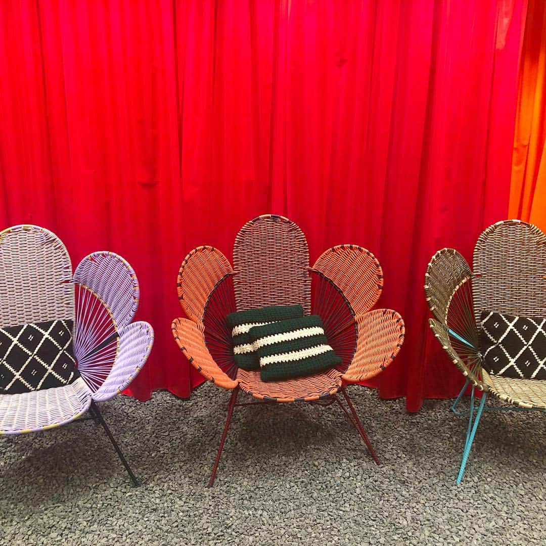 SPURさんのインスタグラム写真 - (SPURInstagram)「話題のマルニ マーケットオモテサンドウ Marni Market Omotesando。 本日の入場整理券は既に抽選発表が終了していますが、3月21日（木）14時から順次、本日16時以降入店の整理券が、抽選制にて発行されるチャンスがあります。今日、夕方以降に入店希望のかたは、14時に店舗前へ並び、抽選にトライしてみては？ MARNI MARKETは2019年3月21日（木）～29（金）、場所は表参道ヒルズ 西館1階。 チョコレートバッグ マルニマーケット表参道数量限定ボック¥2,700 など、ここだけのアイテムもたくさんあります。 詳しくは、MARNI MARKET　入場方法のご案内サイト https://www.omotesandohills.com/sp/marnimarket/entry.html まで。 #marni #マルニ」3月21日 10時28分 - spurmagazine