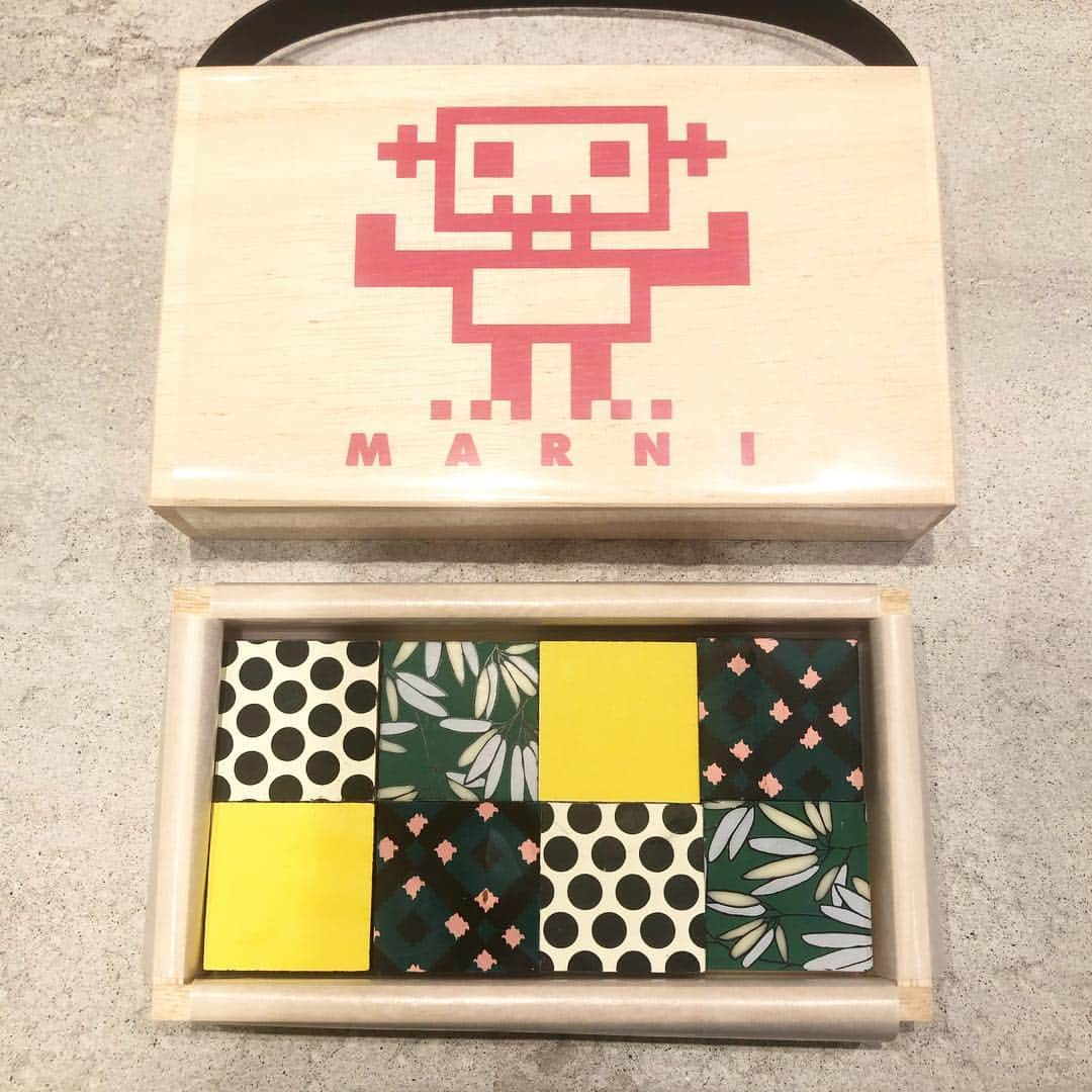 SPURさんのインスタグラム写真 - (SPURInstagram)「話題のマルニ マーケットオモテサンドウ Marni Market Omotesando。 本日の入場整理券は既に抽選発表が終了していますが、3月21日（木）14時から順次、本日16時以降入店の整理券が、抽選制にて発行されるチャンスがあります。今日、夕方以降に入店希望のかたは、14時に店舗前へ並び、抽選にトライしてみては？ MARNI MARKETは2019年3月21日（木）～29（金）、場所は表参道ヒルズ 西館1階。 チョコレートバッグ マルニマーケット表参道数量限定ボック¥2,700 など、ここだけのアイテムもたくさんあります。 詳しくは、MARNI MARKET　入場方法のご案内サイト https://www.omotesandohills.com/sp/marnimarket/entry.html まで。 #marni #マルニ」3月21日 10時28分 - spurmagazine