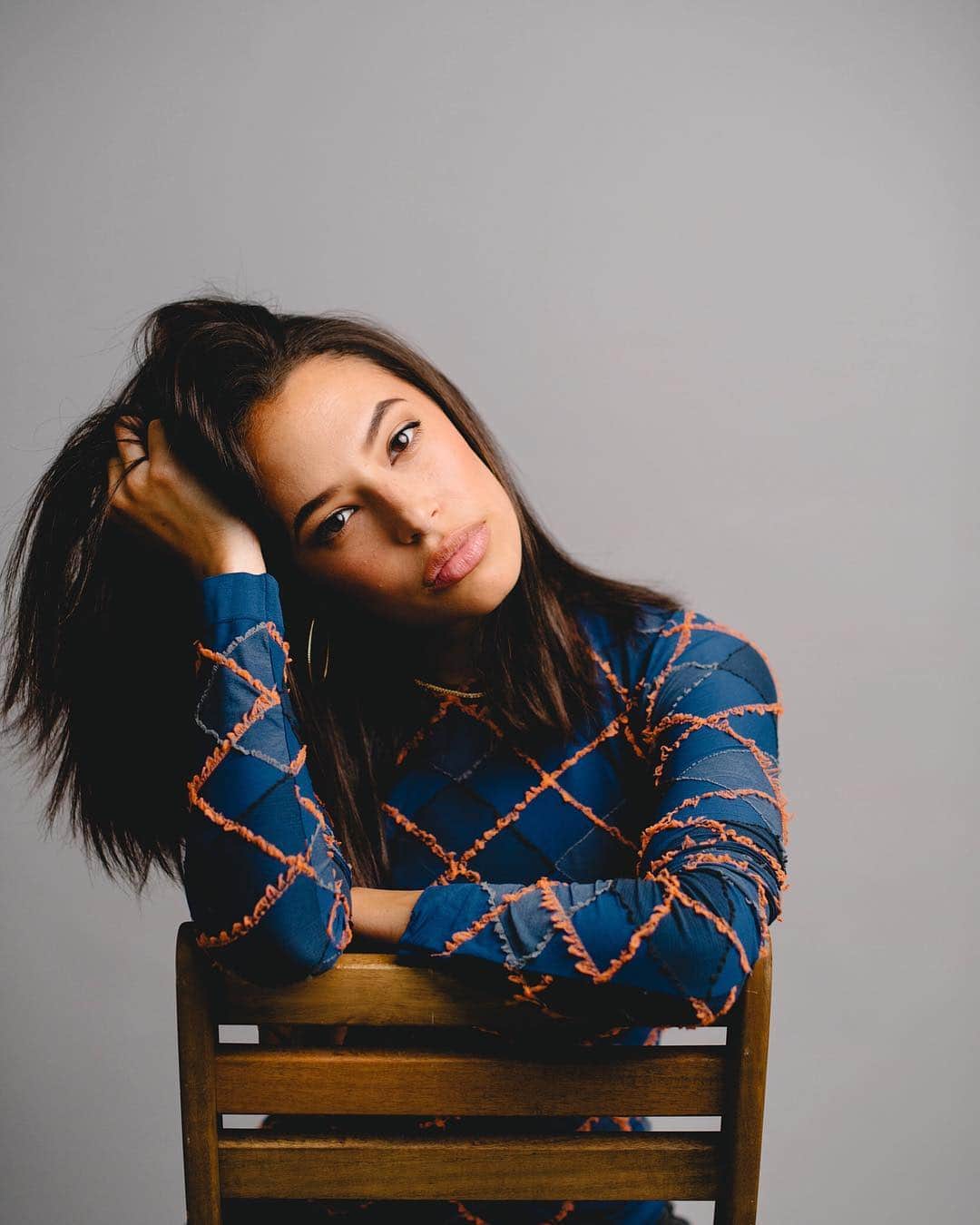 クロエ・ブリッジスのインスタグラム：「Dang I’ve learned so much about magic these past few weeks that my head is LITERALLY HEAVY from all the magical knowledge and yeah this is a fact and definitely not hyperbole. @cw_charmed」